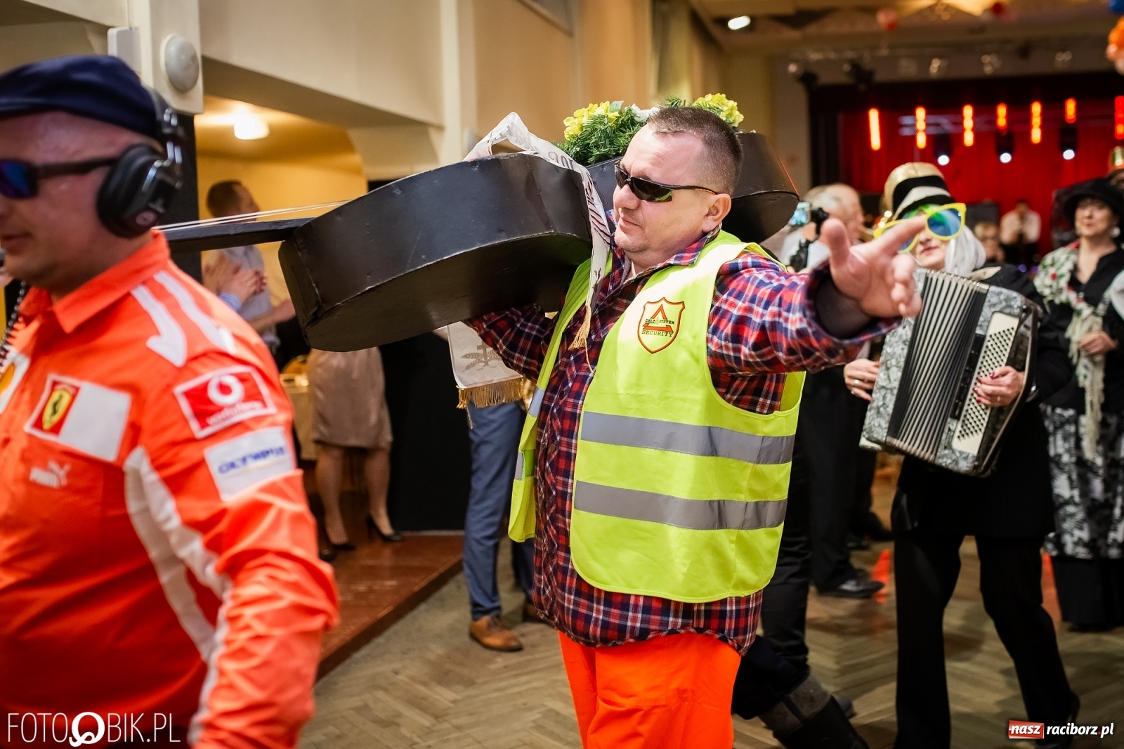 Zdjęcie w galerii na portalu naszraciborz.pl: I po karnawale. Pogrzebanie basa w Krzanowicach [FOTO i WIDEO] wiadomości z regionu