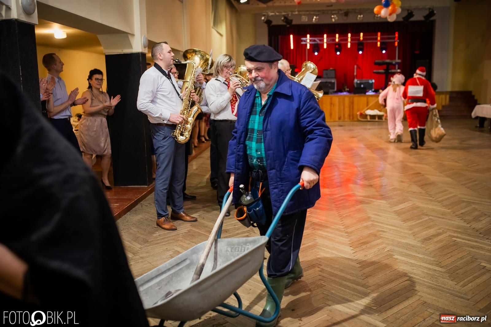 Zdjęcie w galerii na portalu naszraciborz.pl: I po karnawale. Pogrzebanie basa w Krzanowicach [FOTO i WIDEO] wiadomości z regionu