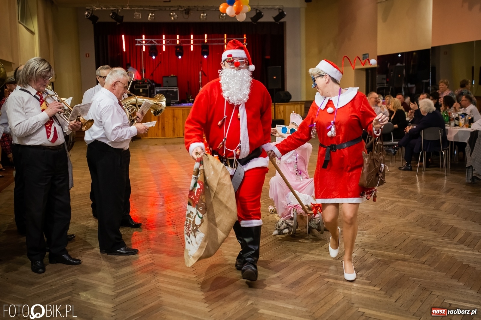 Zdjęcie w galerii na portalu naszraciborz.pl: I po karnawale. Pogrzebanie basa w Krzanowicach [FOTO i WIDEO] wiadomości z regionu
