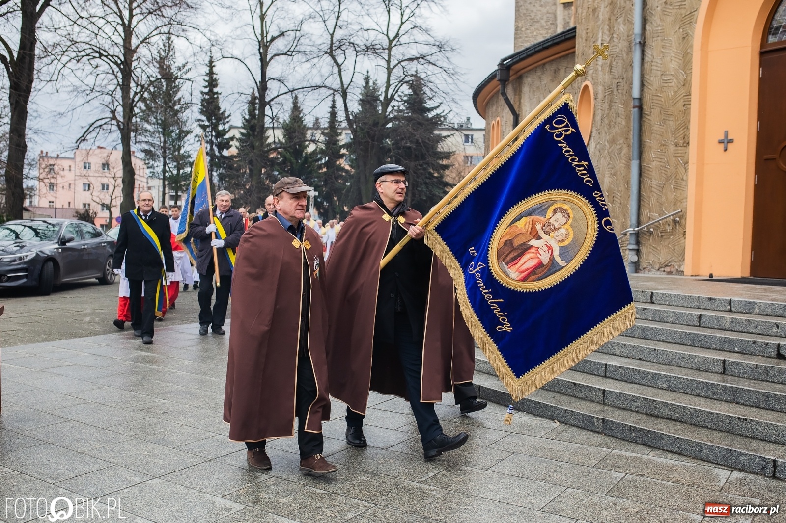 Zdjęcie w galerii na portalu naszraciborz.pl: Przy więzieniu odsłonięto tablicę poświęconą bł. Ryszardowi Henkesowi  wiadomości z regionu