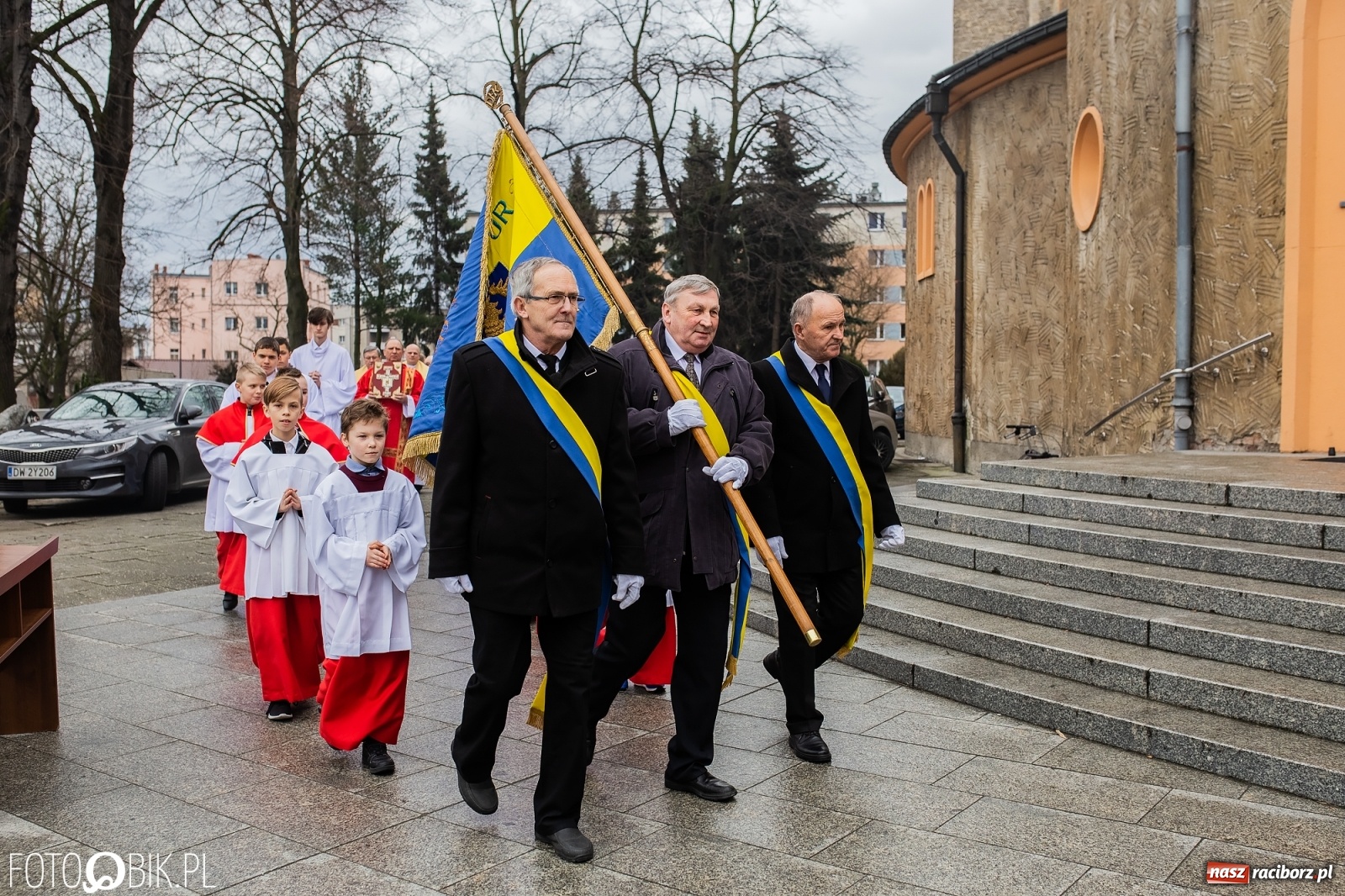 Zdjęcie w galerii na portalu naszraciborz.pl: Przy więzieniu odsłonięto tablicę poświęconą bł. Ryszardowi Henkesowi  wiadomości z regionu