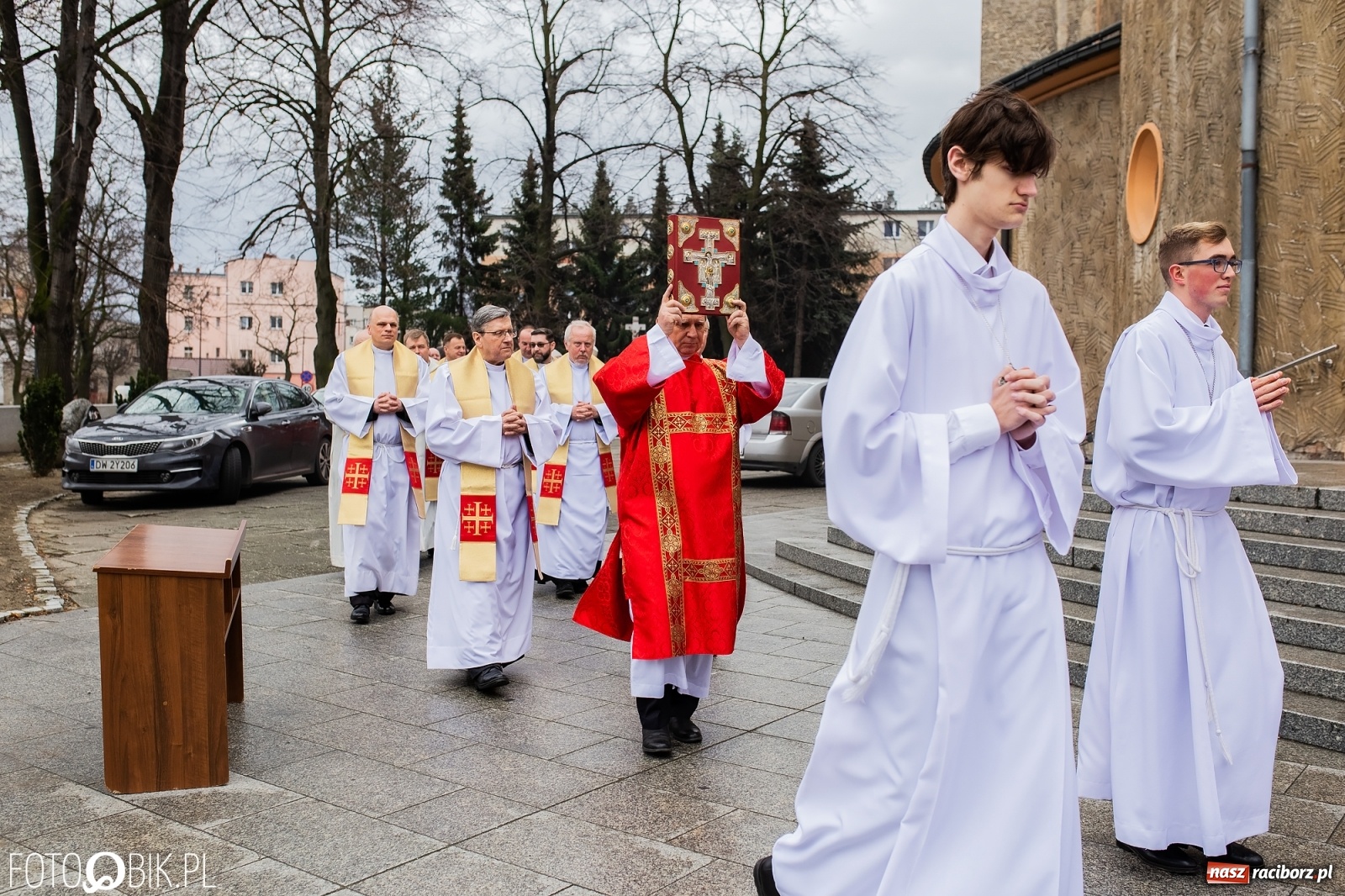 Zdjęcie w galerii na portalu naszraciborz.pl: Przy więzieniu odsłonięto tablicę poświęconą bł. Ryszardowi Henkesowi  wiadomości z regionu