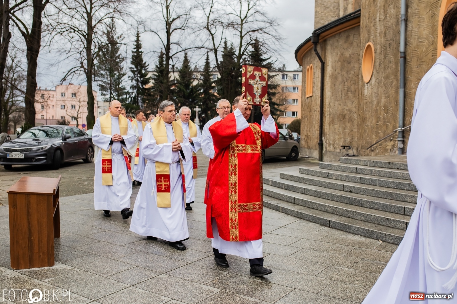 Zdjęcie w galerii na portalu naszraciborz.pl: Przy więzieniu odsłonięto tablicę poświęconą bł. Ryszardowi Henkesowi  wiadomości z regionu