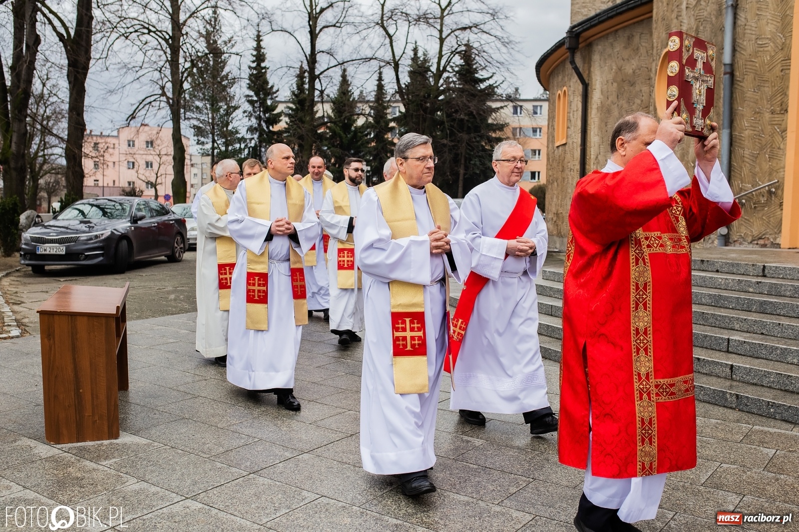 Zdjęcie w galerii na portalu naszraciborz.pl: Przy więzieniu odsłonięto tablicę poświęconą bł. Ryszardowi Henkesowi  wiadomości z regionu
