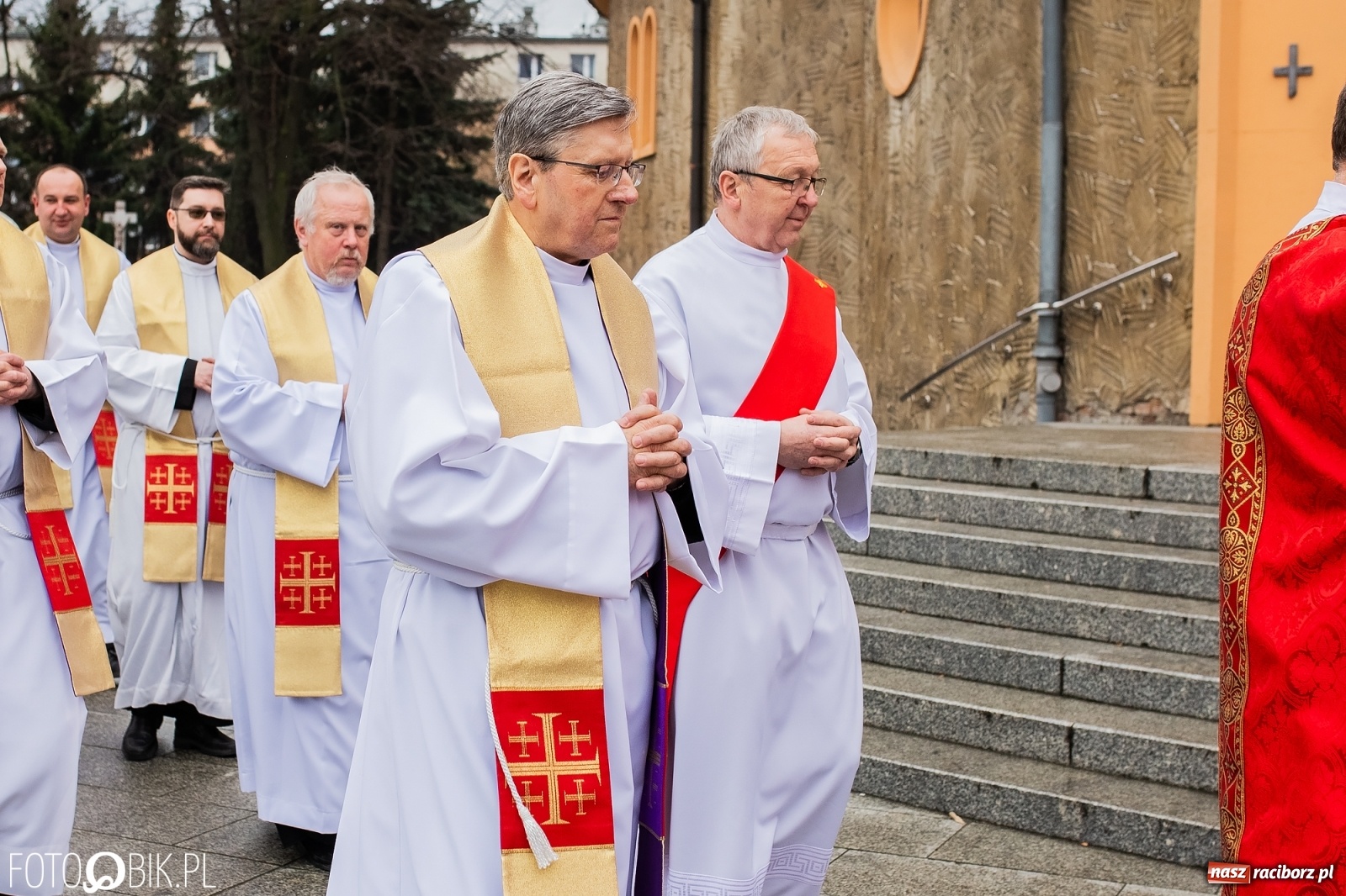 Zdjęcie w galerii na portalu naszraciborz.pl: Przy więzieniu odsłonięto tablicę poświęconą bł. Ryszardowi Henkesowi  wiadomości z regionu