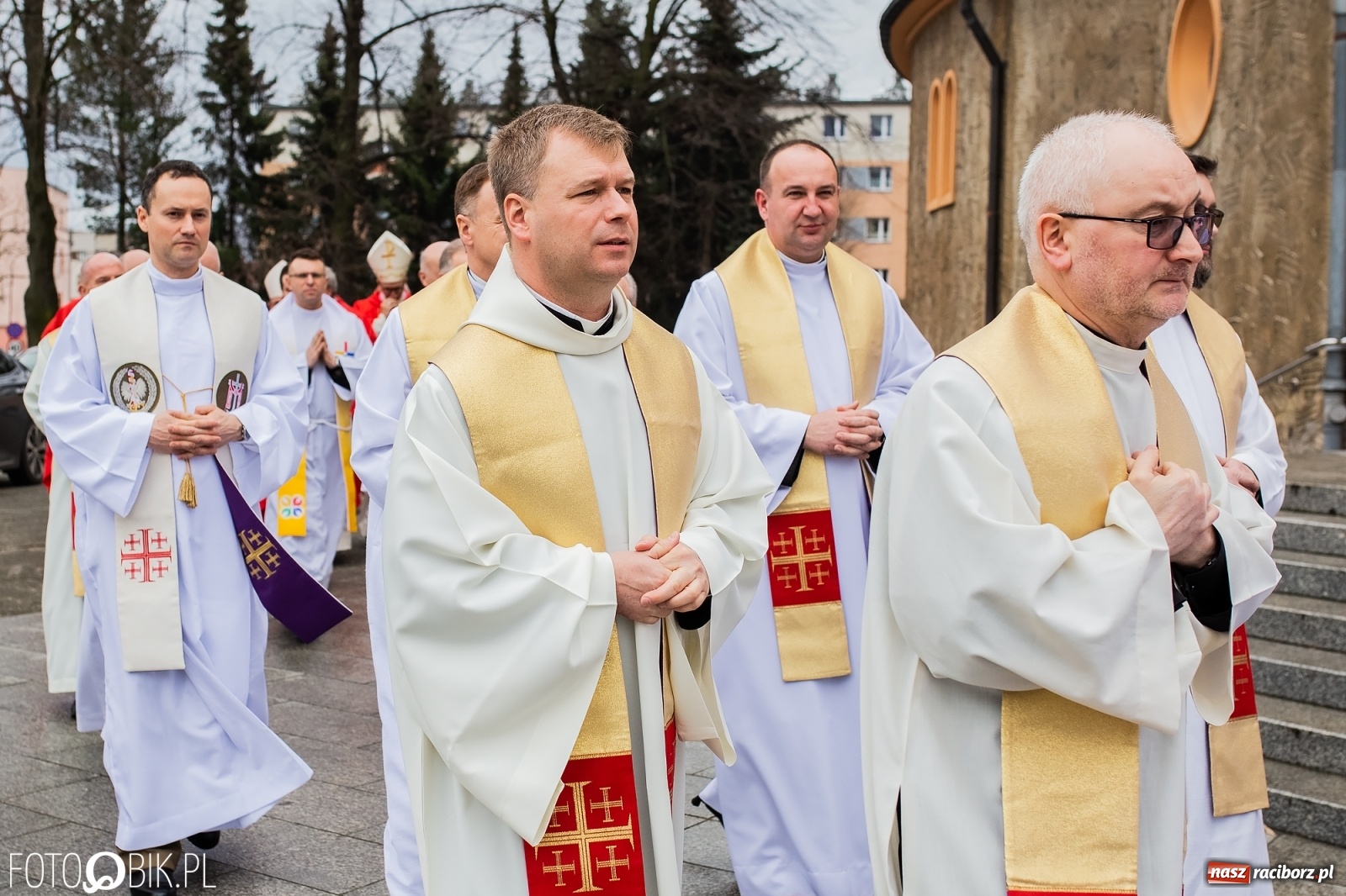 Zdjęcie w galerii na portalu naszraciborz.pl: Przy więzieniu odsłonięto tablicę poświęconą bł. Ryszardowi Henkesowi  wiadomości z regionu