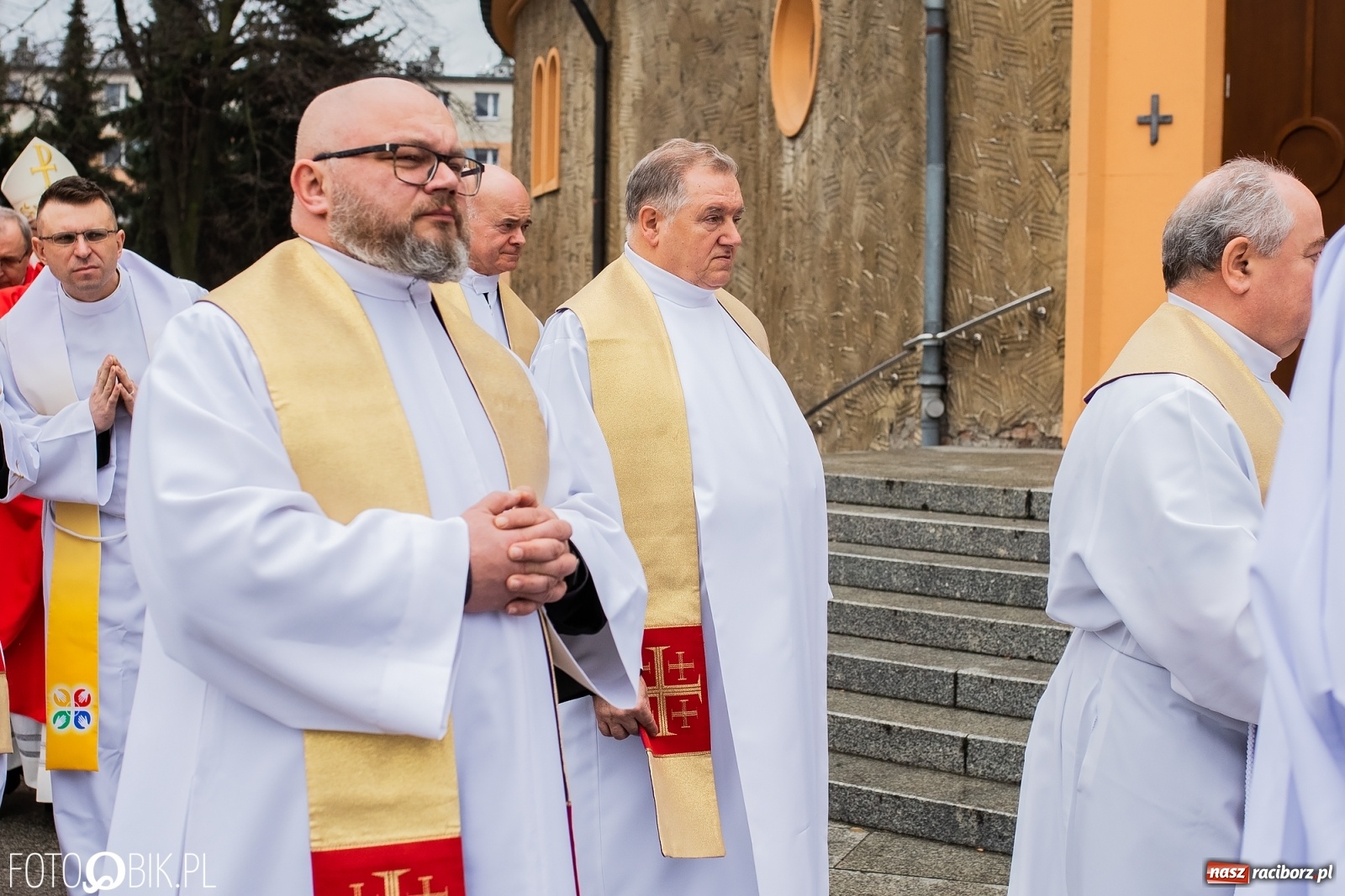 Zdjęcie w galerii na portalu naszraciborz.pl: Przy więzieniu odsłonięto tablicę poświęconą bł. Ryszardowi Henkesowi  wiadomości z regionu