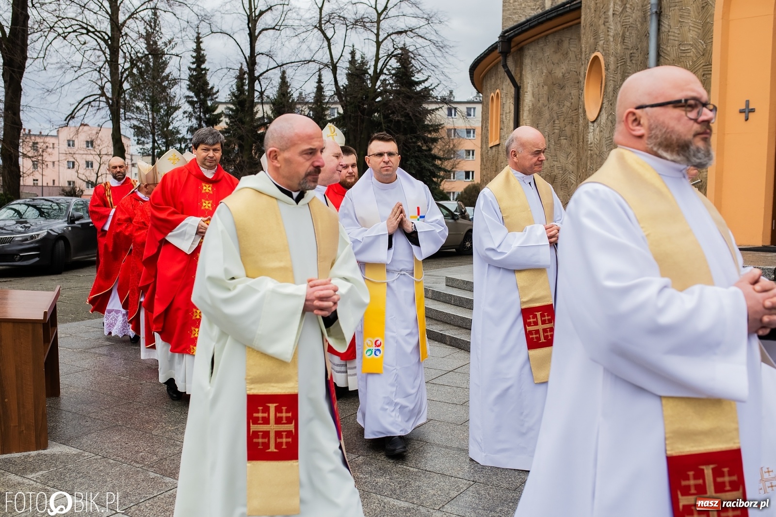 Zdjęcie w galerii na portalu naszraciborz.pl: Przy więzieniu odsłonięto tablicę poświęconą bł. Ryszardowi Henkesowi  wiadomości z regionu
