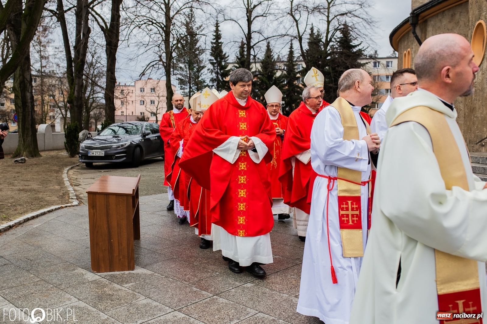 Zdjęcie w galerii na portalu naszraciborz.pl: Przy więzieniu odsłonięto tablicę poświęconą bł. Ryszardowi Henkesowi  wiadomości z regionu