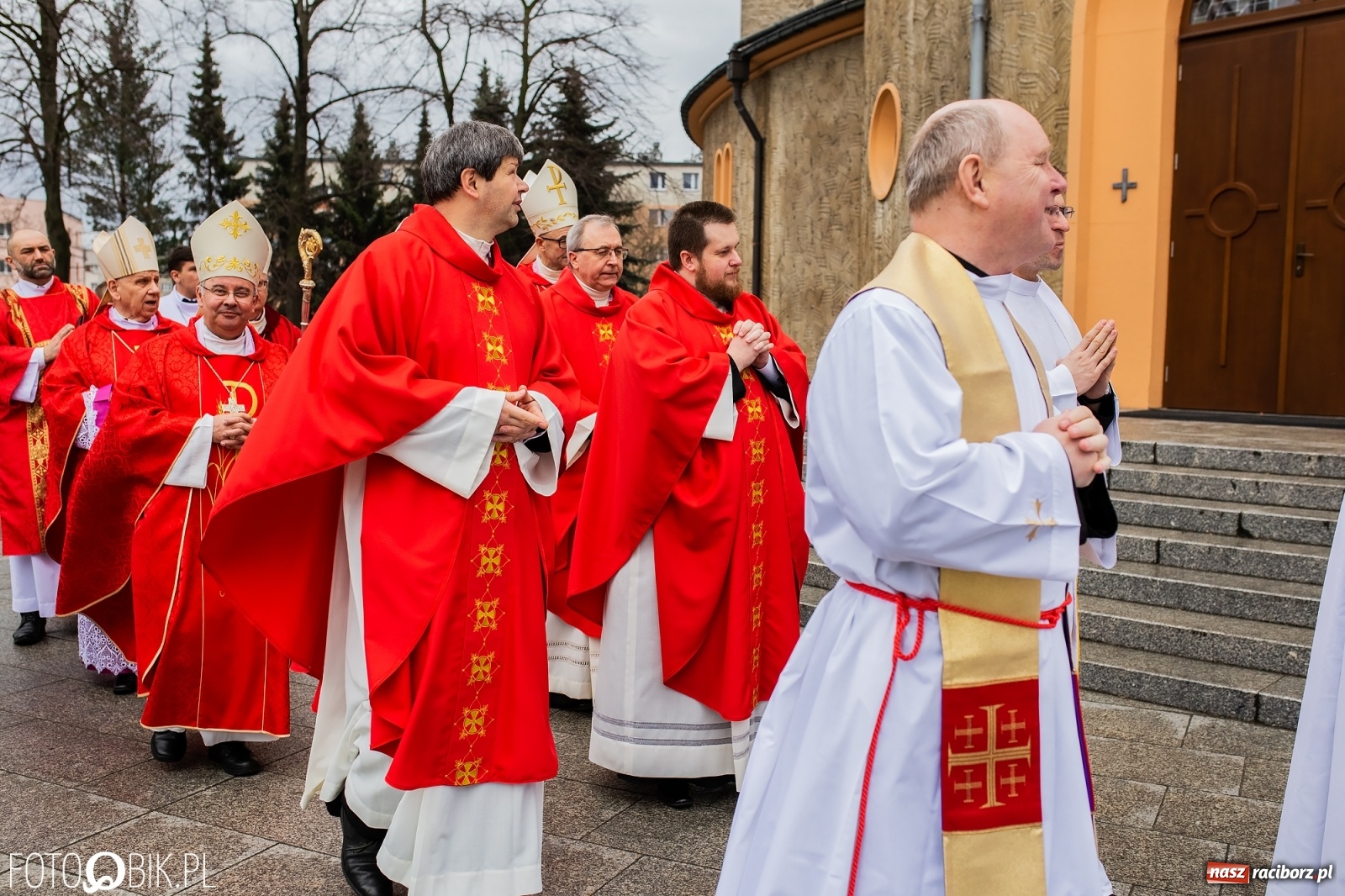Zdjęcie w galerii na portalu naszraciborz.pl: Przy więzieniu odsłonięto tablicę poświęconą bł. Ryszardowi Henkesowi  wiadomości z regionu