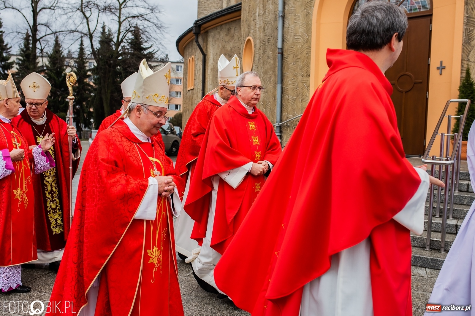 Zdjęcie w galerii na portalu naszraciborz.pl: Przy więzieniu odsłonięto tablicę poświęconą bł. Ryszardowi Henkesowi  wiadomości z regionu