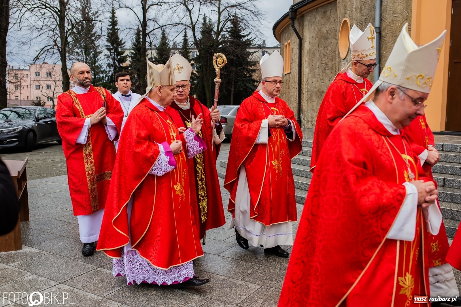 Zdjęcie w galerii na portalu naszraciborz.pl: Przy więzieniu odsłonięto tablicę poświęconą bł. Ryszardowi Henkesowi  wiadomości z regionu