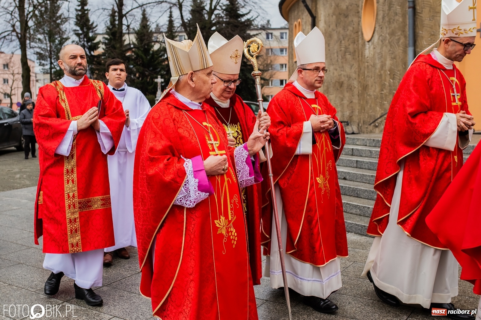 Zdjęcie w galerii na portalu naszraciborz.pl: Przy więzieniu odsłonięto tablicę poświęconą bł. Ryszardowi Henkesowi  wiadomości z regionu