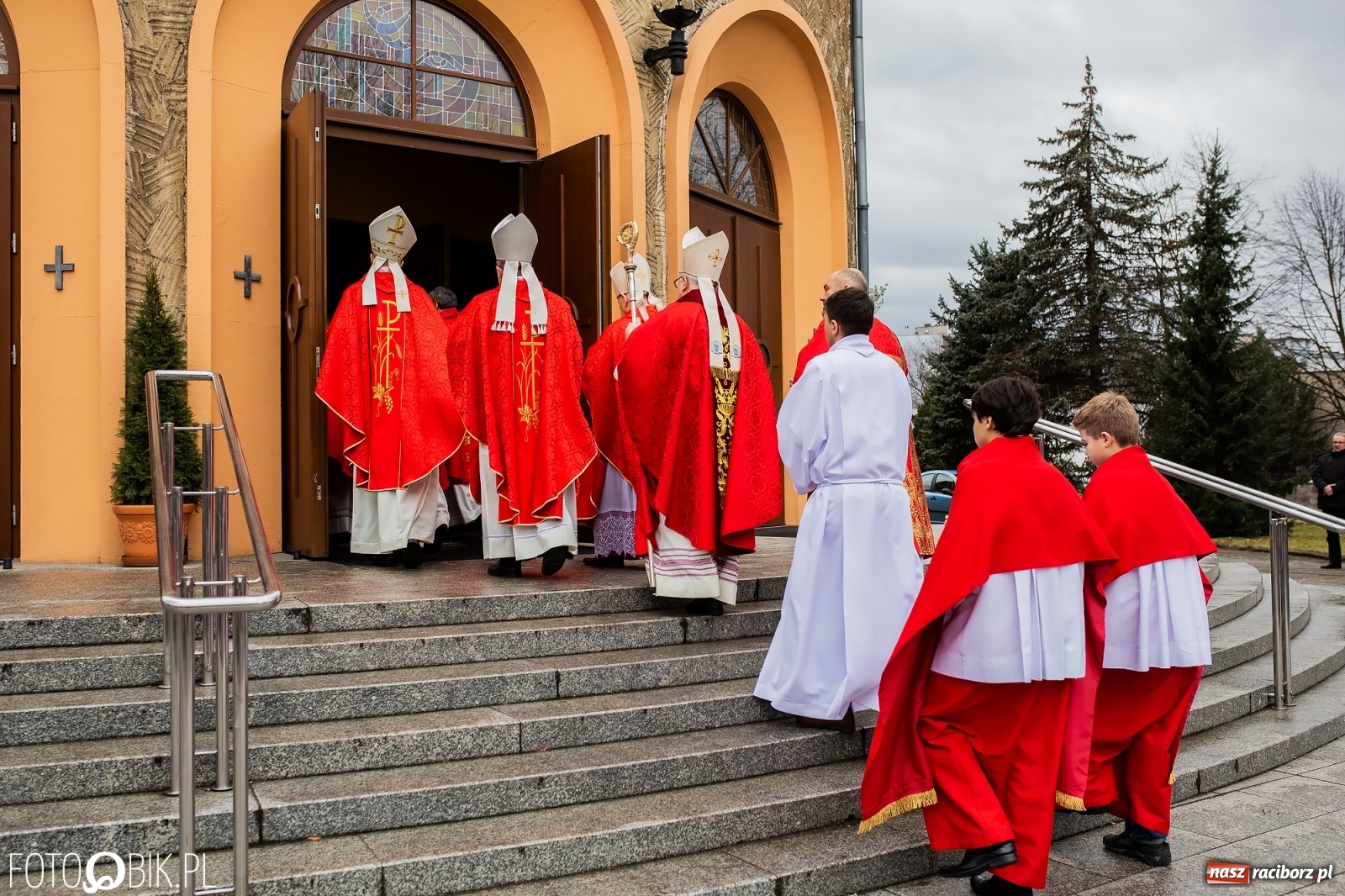 Zdjęcie w galerii na portalu naszraciborz.pl: Przy więzieniu odsłonięto tablicę poświęconą bł. Ryszardowi Henkesowi  wiadomości z regionu