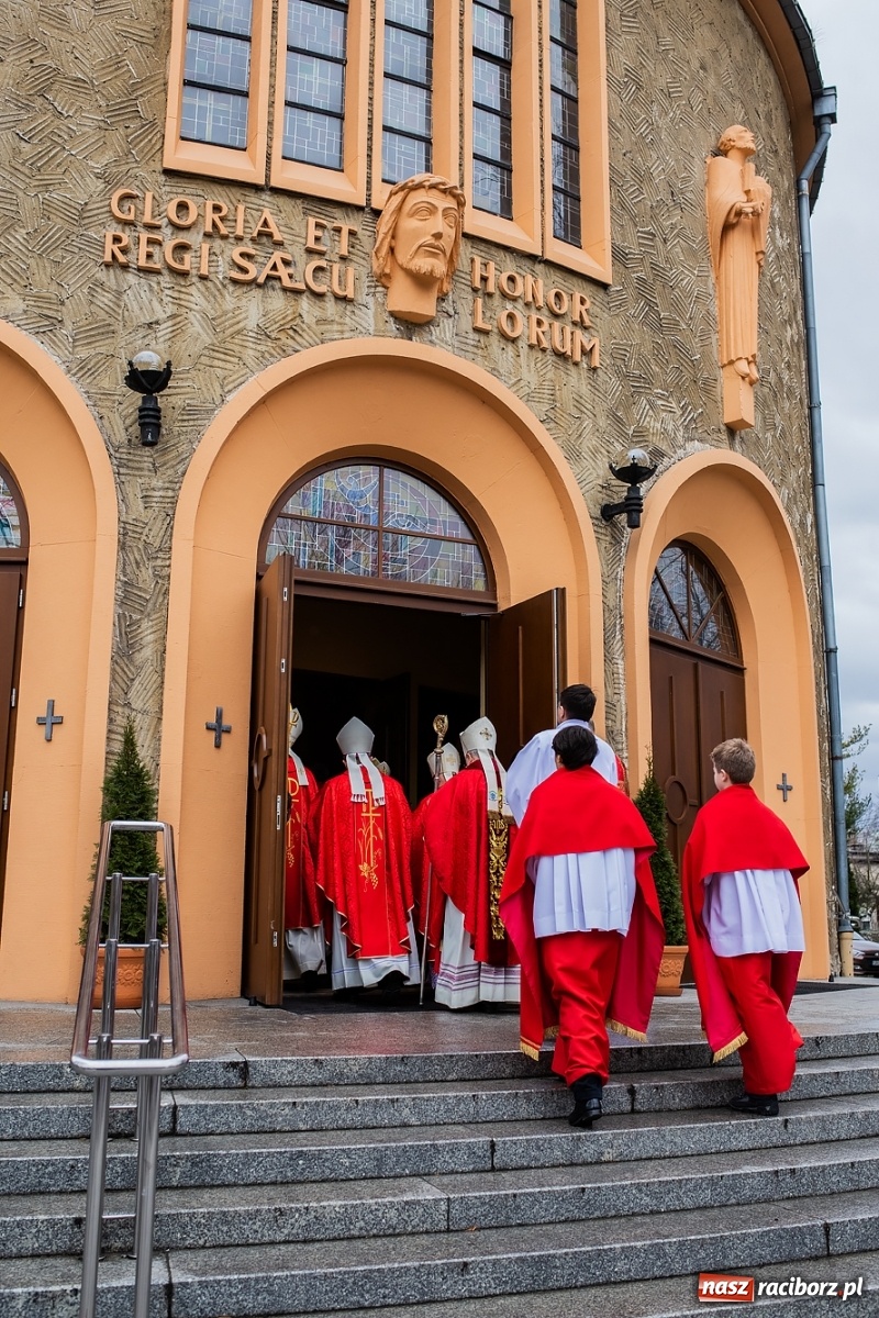 Zdjęcie w galerii na portalu naszraciborz.pl: Przy więzieniu odsłonięto tablicę poświęconą bł. Ryszardowi Henkesowi  wiadomości z regionu