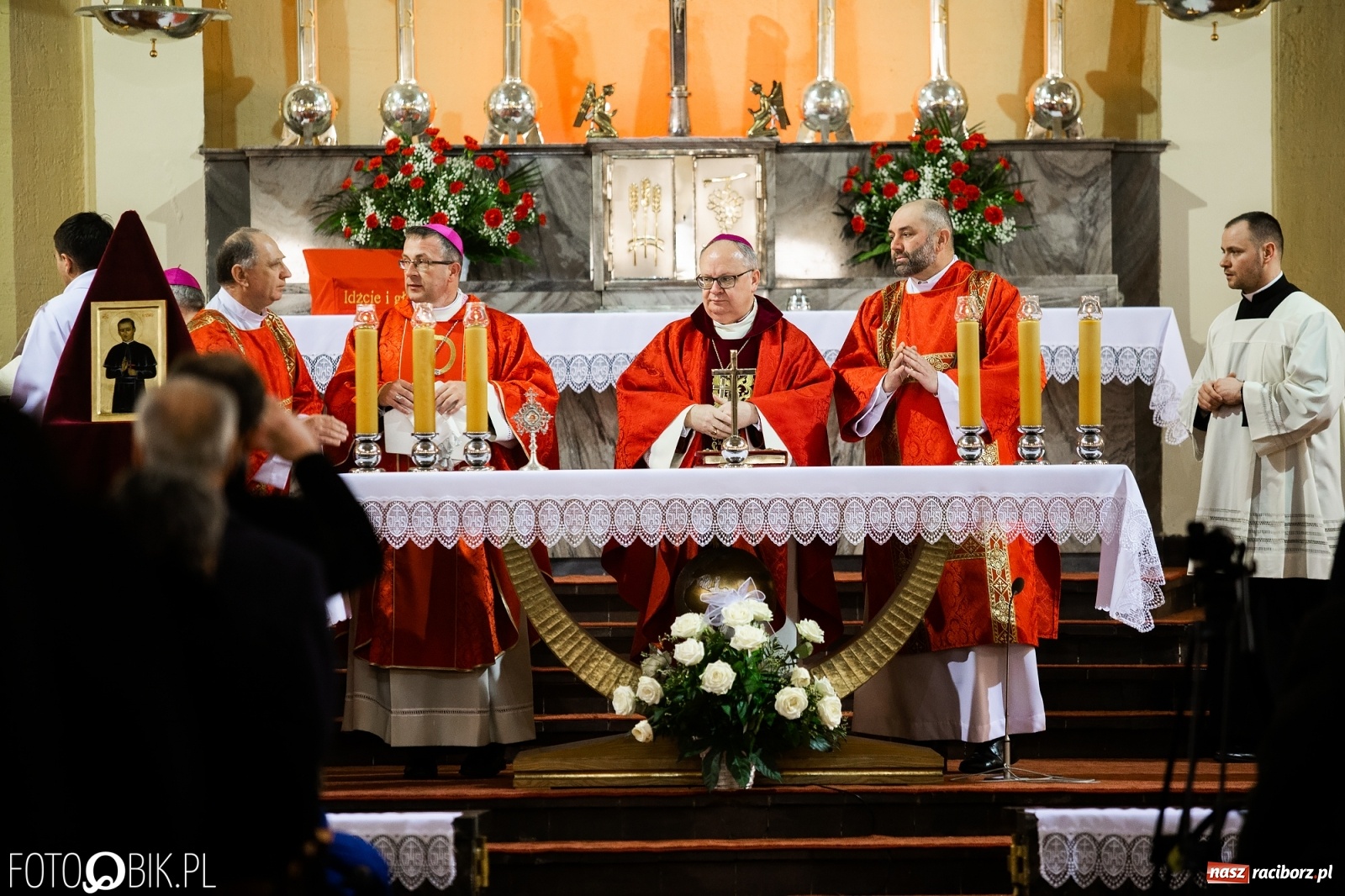 Zdjęcie w galerii na portalu naszraciborz.pl: Przy więzieniu odsłonięto tablicę poświęconą bł. Ryszardowi Henkesowi  wiadomości z regionu