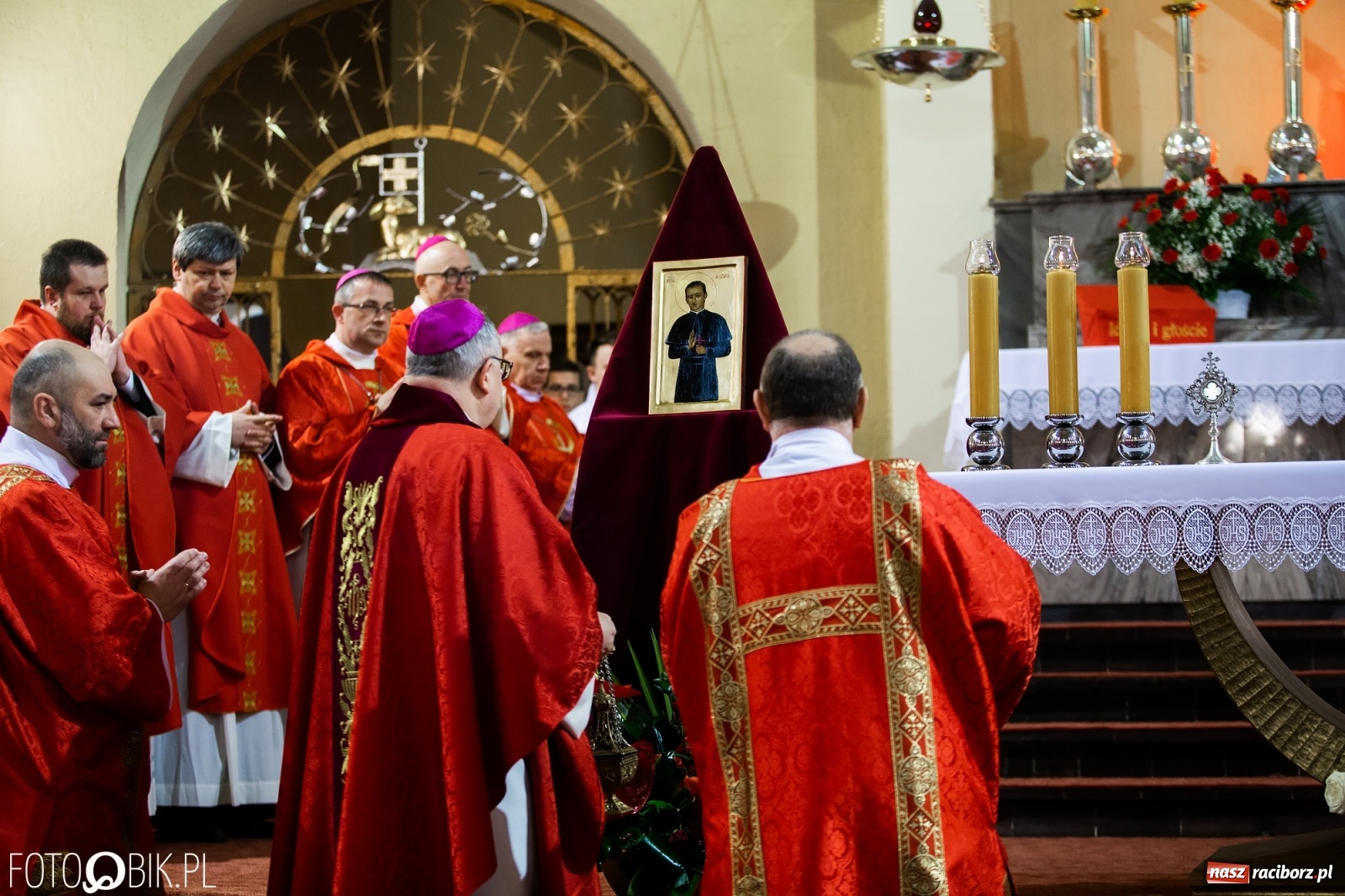Zdjęcie w galerii na portalu naszraciborz.pl: Przy więzieniu odsłonięto tablicę poświęconą bł. Ryszardowi Henkesowi  wiadomości z regionu