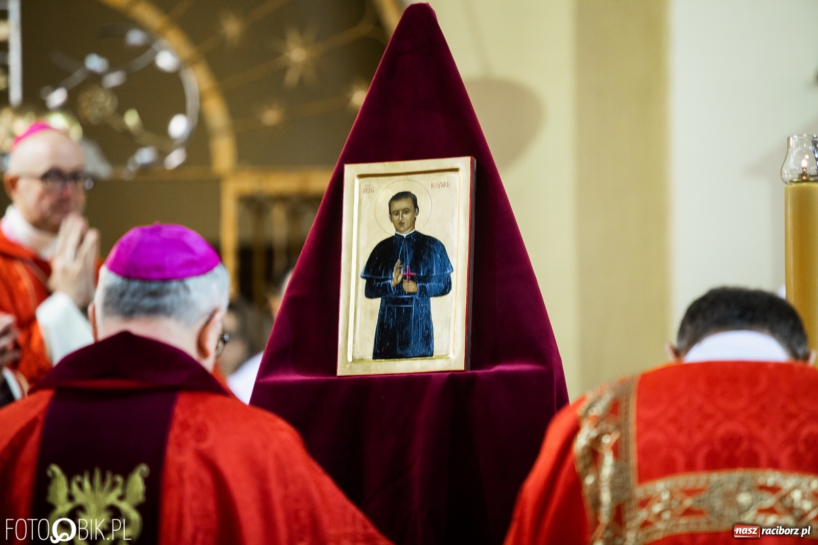 Zdjęcie w galerii na portalu naszraciborz.pl: Przy więzieniu odsłonięto tablicę poświęconą bł. Ryszardowi Henkesowi  wiadomości z regionu