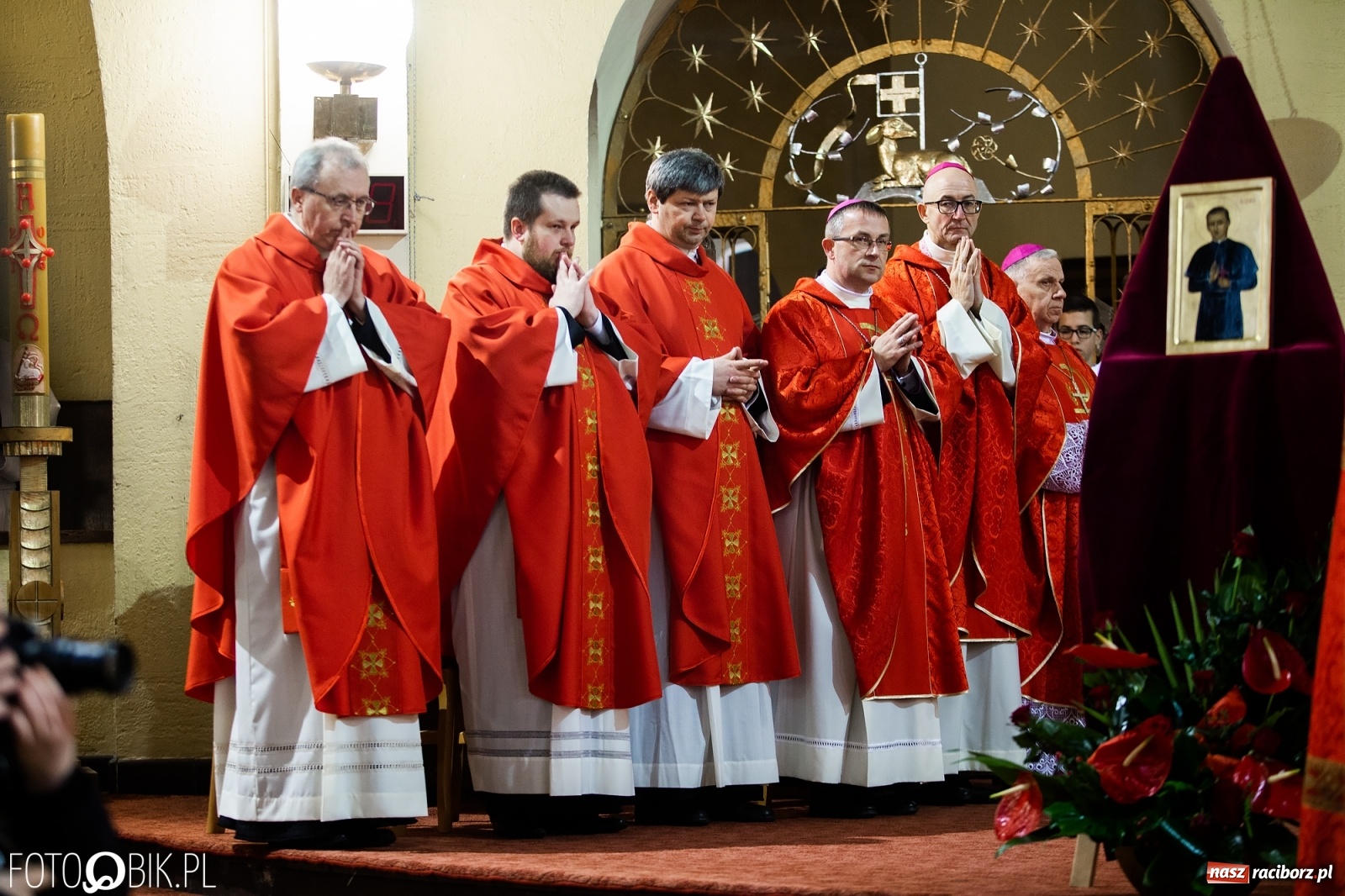 Zdjęcie w galerii na portalu naszraciborz.pl: Przy więzieniu odsłonięto tablicę poświęconą bł. Ryszardowi Henkesowi  wiadomości z regionu