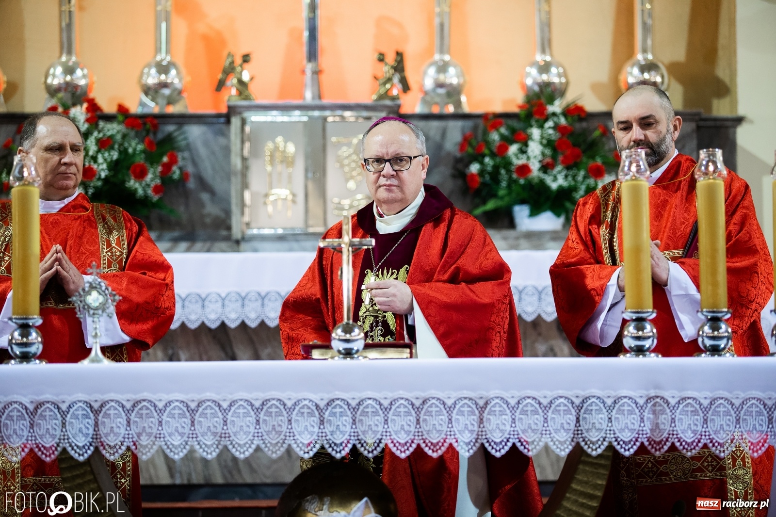 Zdjęcie w galerii na portalu naszraciborz.pl: Przy więzieniu odsłonięto tablicę poświęconą bł. Ryszardowi Henkesowi  wiadomości z regionu