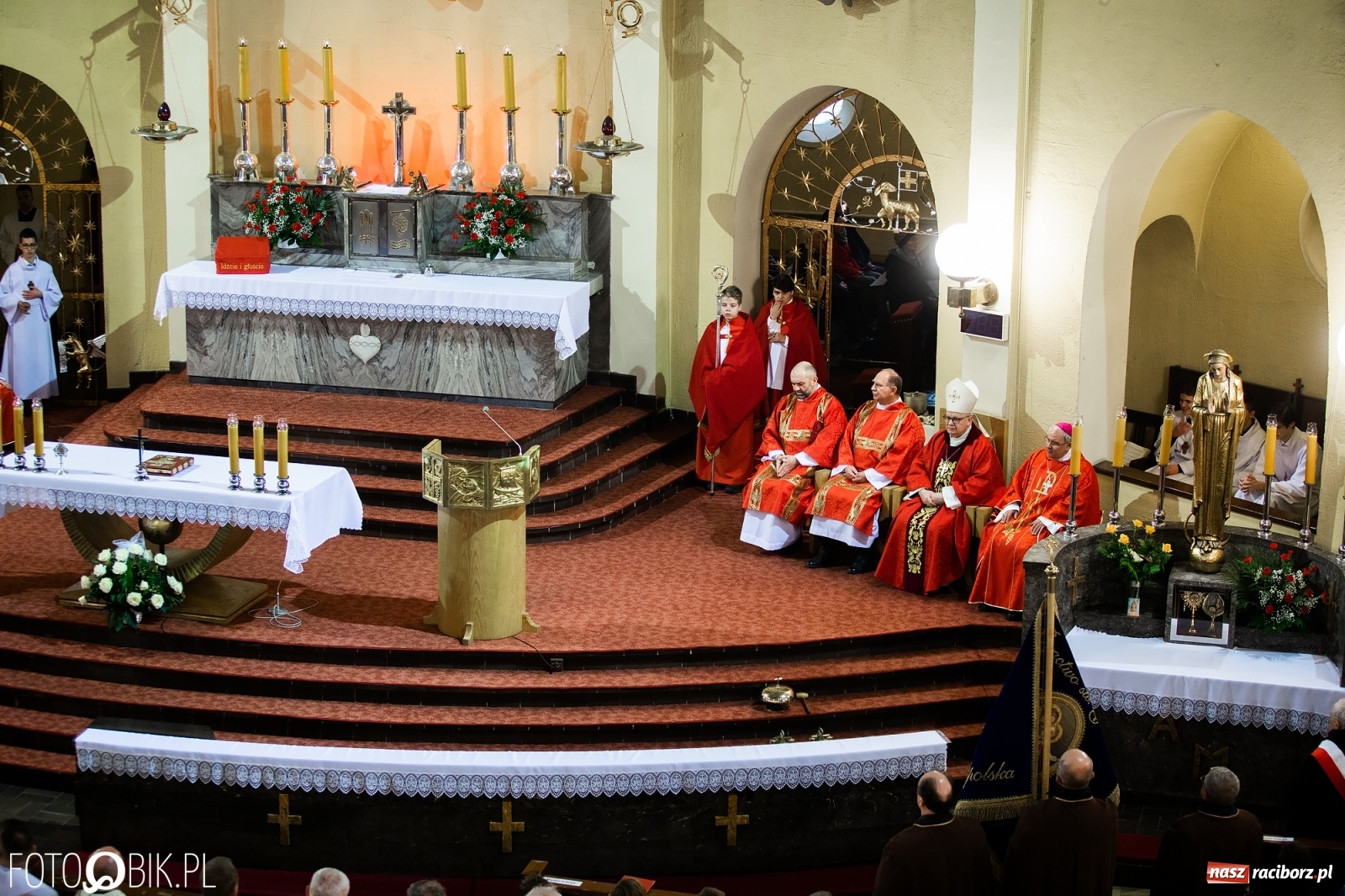 Zdjęcie w galerii na portalu naszraciborz.pl: Przy więzieniu odsłonięto tablicę poświęconą bł. Ryszardowi Henkesowi  wiadomości z regionu