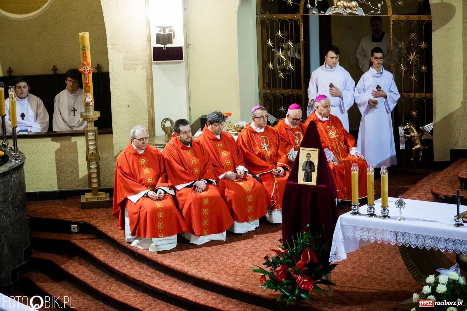 Zdjęcie w galerii na portalu naszraciborz.pl: Przy więzieniu odsłonięto tablicę poświęconą bł. Ryszardowi Henkesowi  wiadomości z regionu