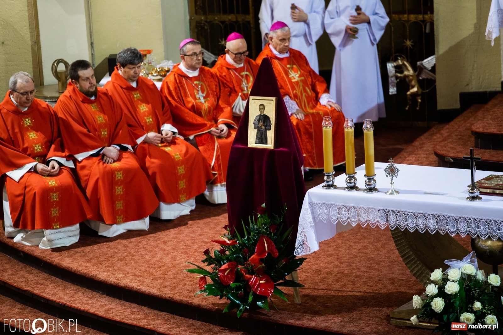Zdjęcie w galerii na portalu naszraciborz.pl: Przy więzieniu odsłonięto tablicę poświęconą bł. Ryszardowi Henkesowi  wiadomości z regionu