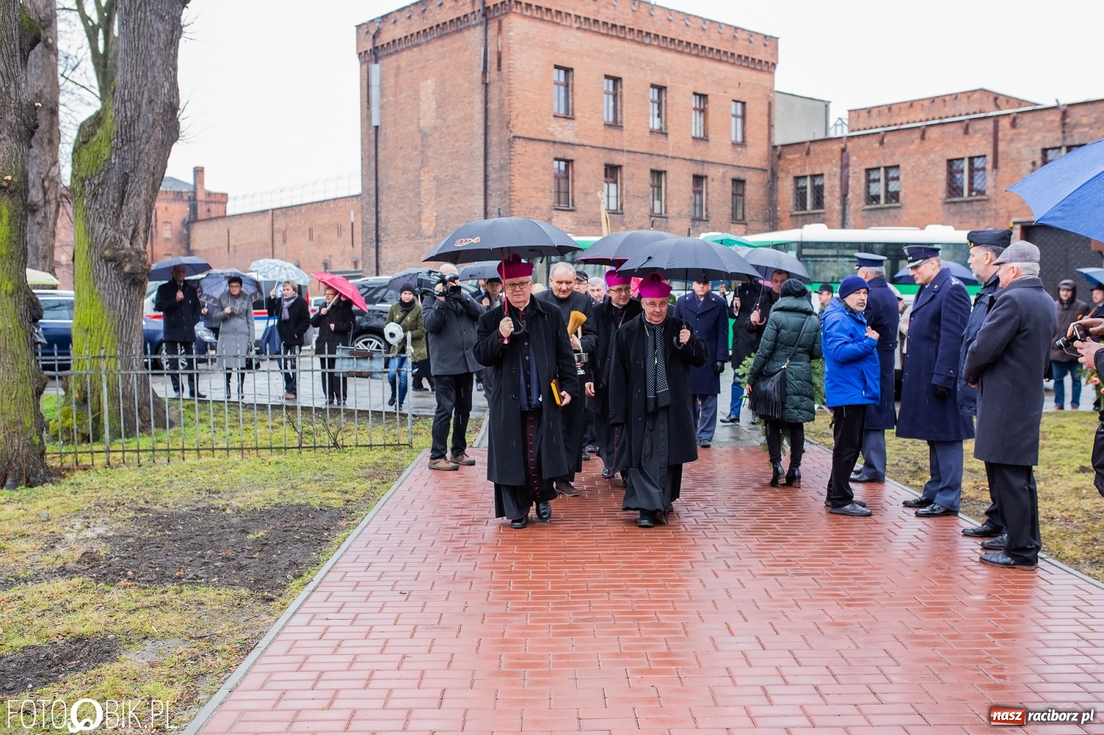 Zdjęcie w galerii na portalu naszraciborz.pl: Przy więzieniu odsłonięto tablicę poświęconą bł. Ryszardowi Henkesowi  wiadomości z regionu