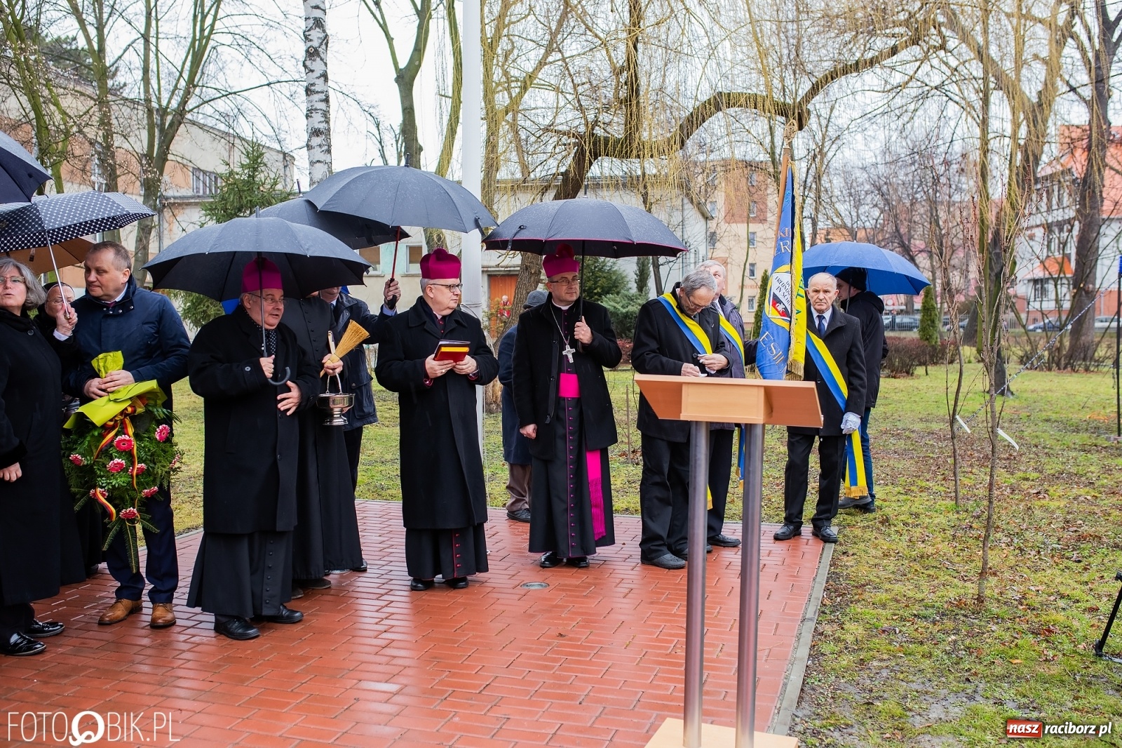 Zdjęcie w galerii na portalu naszraciborz.pl: Przy więzieniu odsłonięto tablicę poświęconą bł. Ryszardowi Henkesowi  wiadomości z regionu