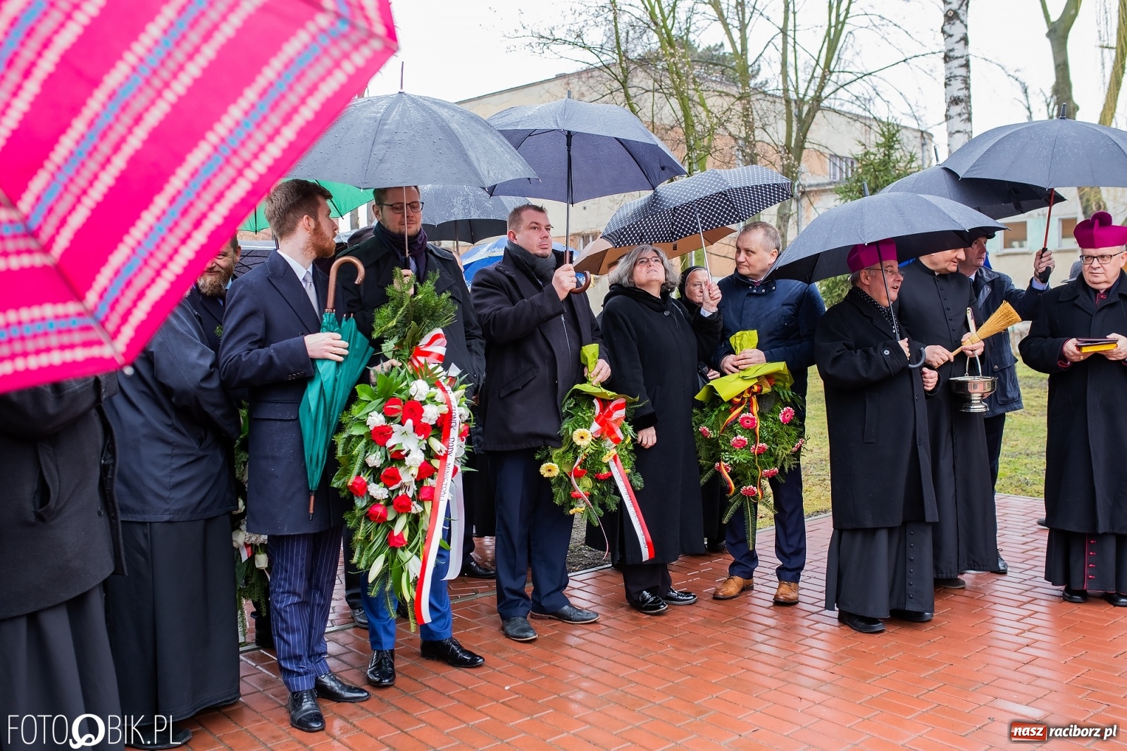 Zdjęcie w galerii na portalu naszraciborz.pl: Przy więzieniu odsłonięto tablicę poświęconą bł. Ryszardowi Henkesowi  wiadomości z regionu