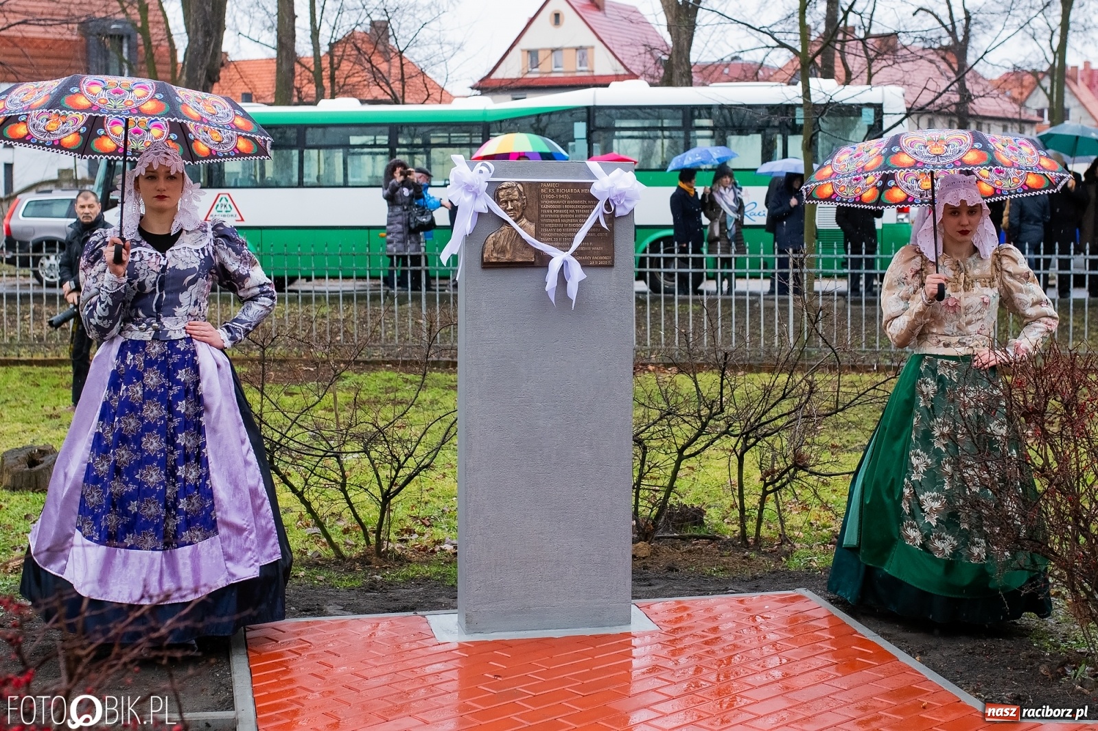 Zdjęcie w galerii na portalu naszraciborz.pl: Przy więzieniu odsłonięto tablicę poświęconą bł. Ryszardowi Henkesowi  wiadomości z regionu
