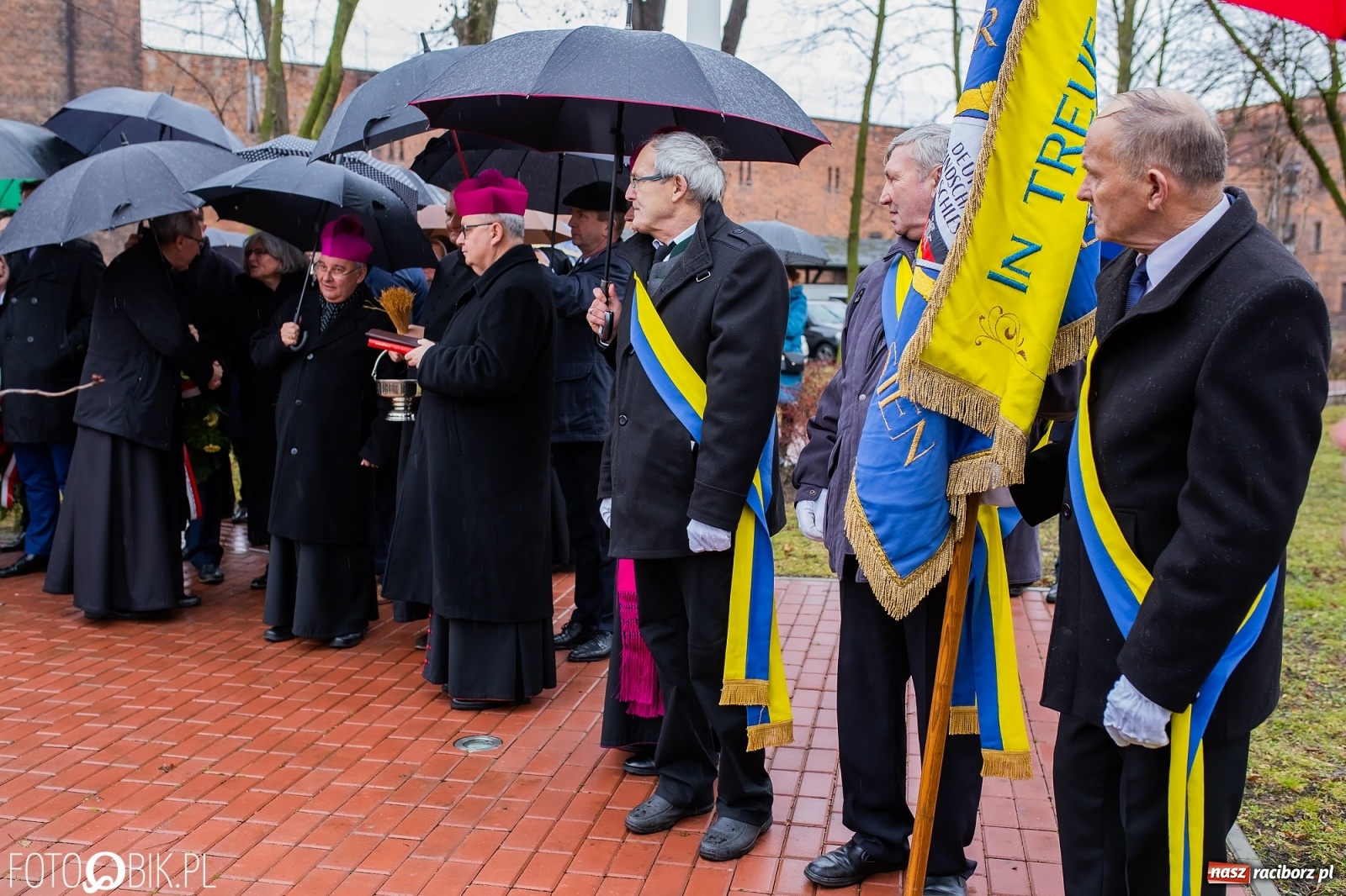 Zdjęcie w galerii na portalu naszraciborz.pl: Przy więzieniu odsłonięto tablicę poświęconą bł. Ryszardowi Henkesowi  wiadomości z regionu