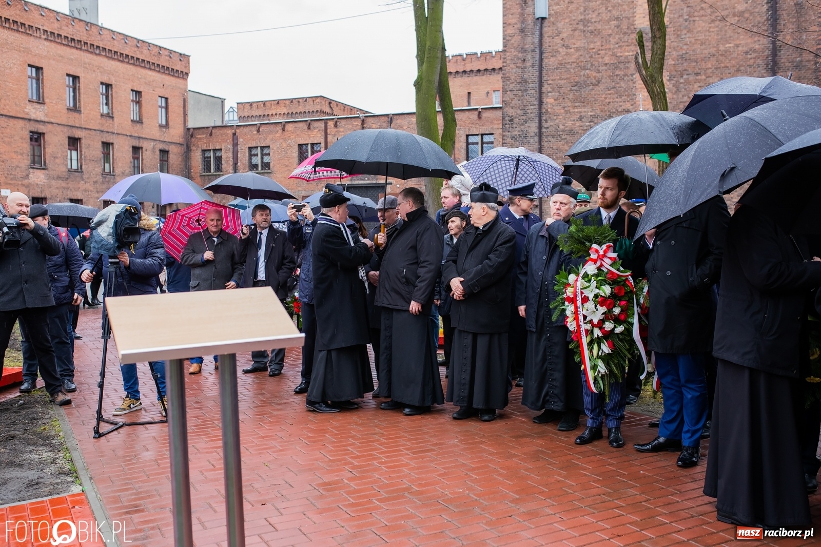 Zdjęcie w galerii na portalu naszraciborz.pl: Przy więzieniu odsłonięto tablicę poświęconą bł. Ryszardowi Henkesowi  wiadomości z regionu
