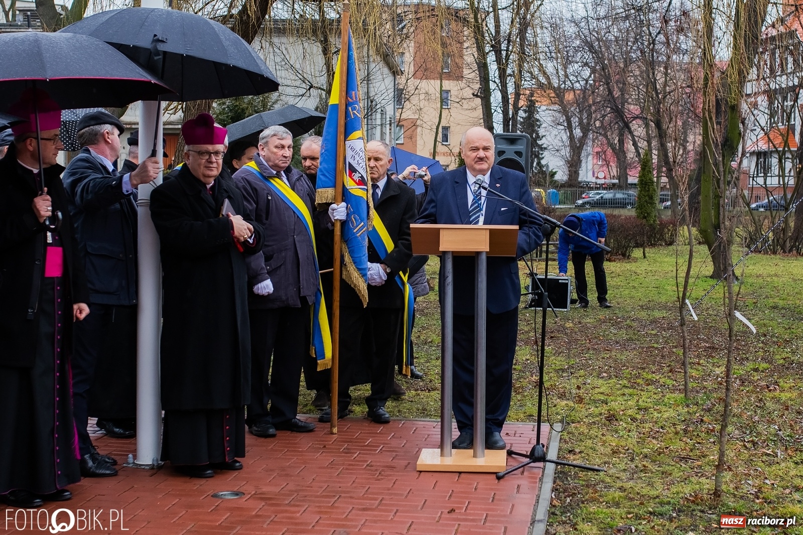 Zdjęcie w galerii na portalu naszraciborz.pl: Przy więzieniu odsłonięto tablicę poświęconą bł. Ryszardowi Henkesowi  wiadomości z regionu