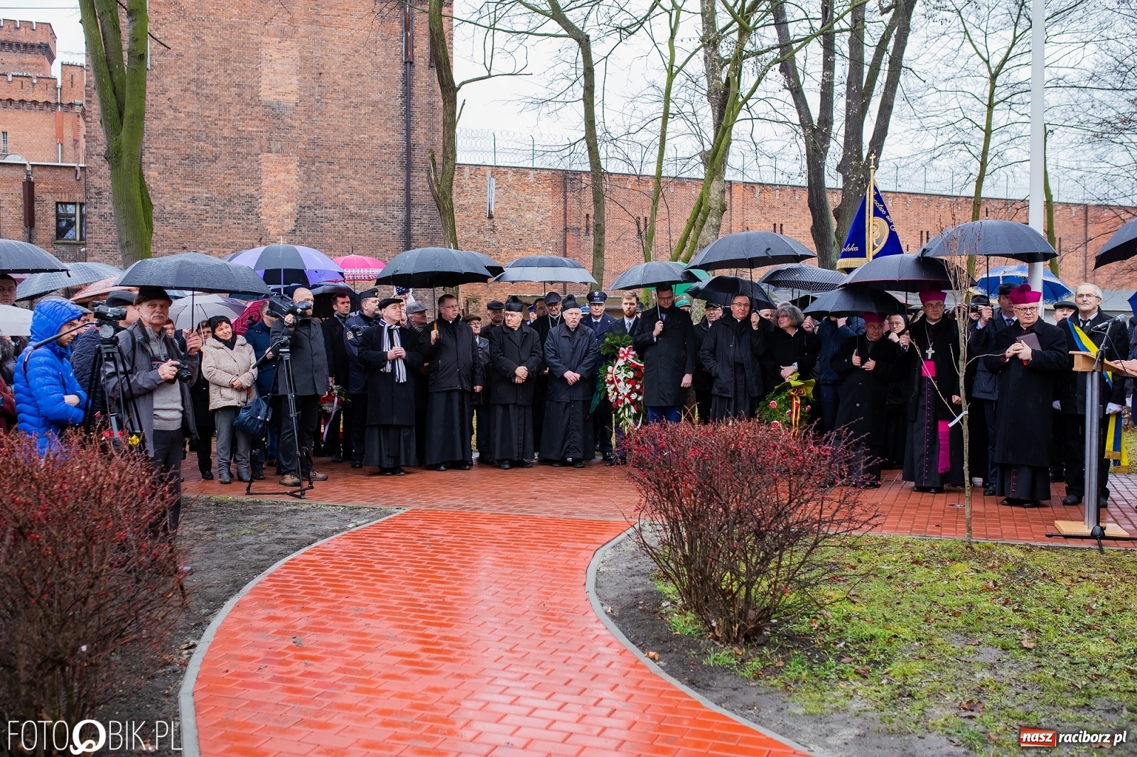 Zdjęcie w galerii na portalu naszraciborz.pl: Przy więzieniu odsłonięto tablicę poświęconą bł. Ryszardowi Henkesowi  wiadomości z regionu