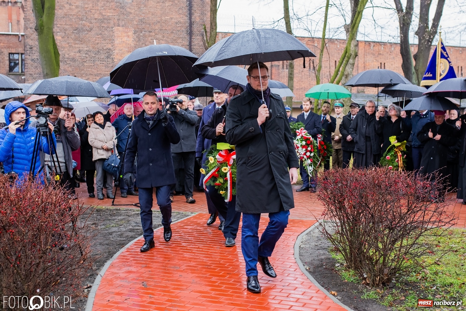Zdjęcie w galerii na portalu naszraciborz.pl: Przy więzieniu odsłonięto tablicę poświęconą bł. Ryszardowi Henkesowi  wiadomości z regionu