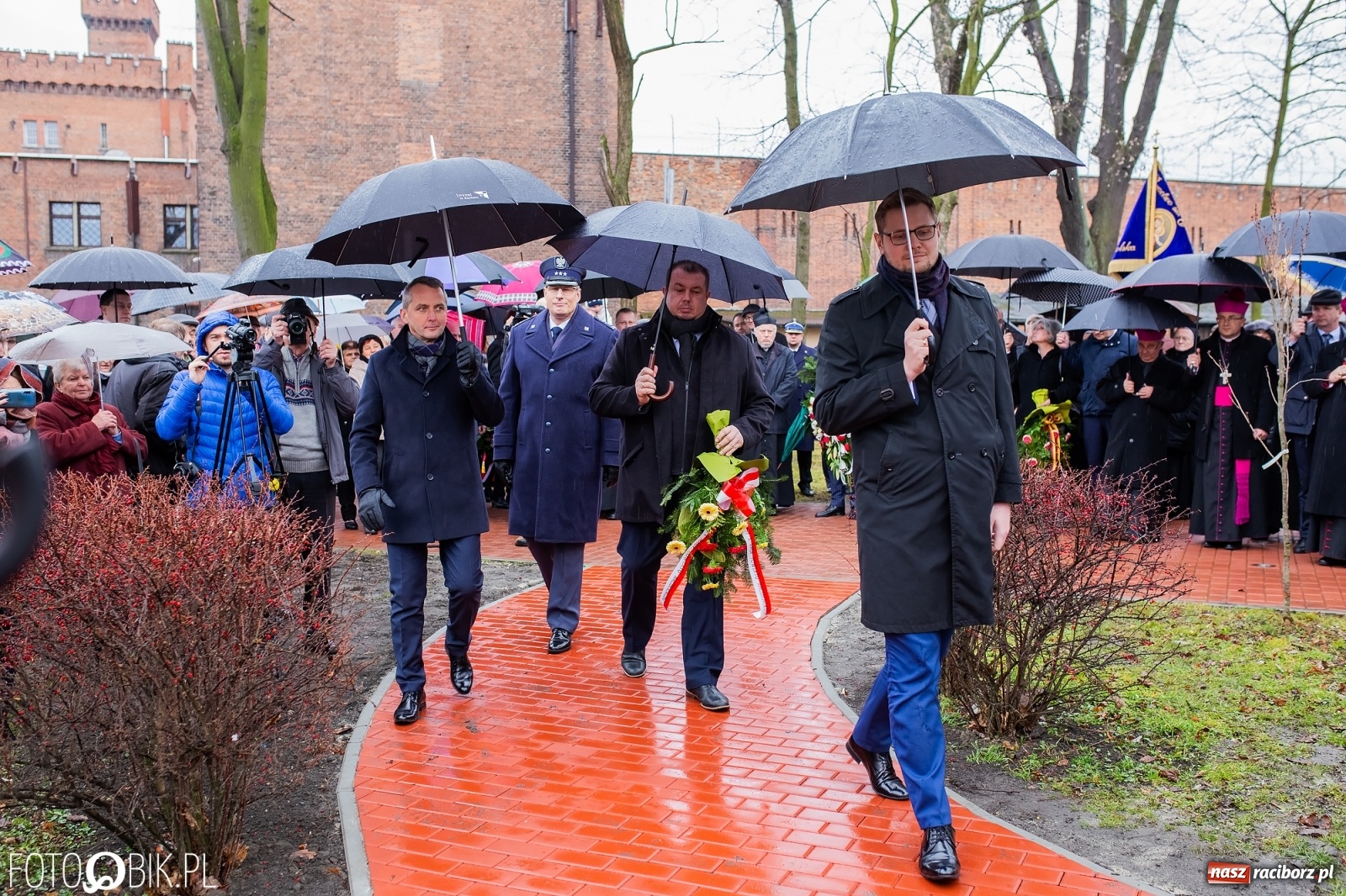 Zdjęcie w galerii na portalu naszraciborz.pl: Przy więzieniu odsłonięto tablicę poświęconą bł. Ryszardowi Henkesowi  wiadomości z regionu