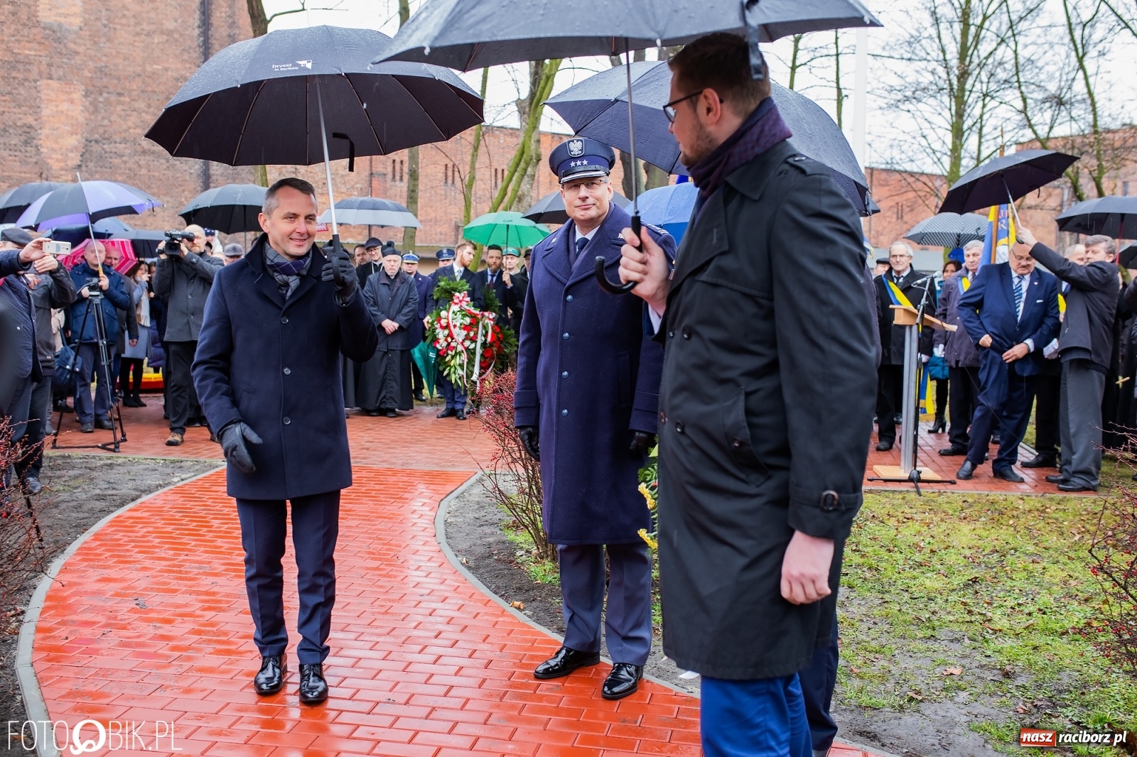 Zdjęcie w galerii na portalu naszraciborz.pl: Przy więzieniu odsłonięto tablicę poświęconą bł. Ryszardowi Henkesowi  wiadomości z regionu