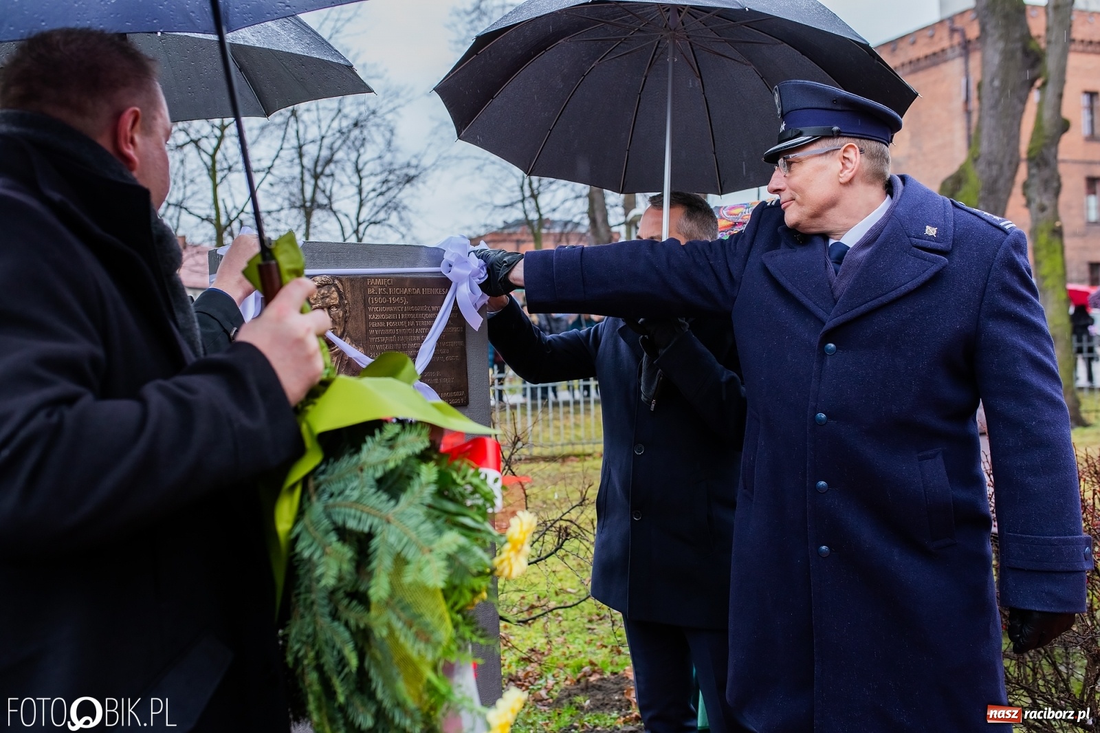 Zdjęcie w galerii na portalu naszraciborz.pl: Przy więzieniu odsłonięto tablicę poświęconą bł. Ryszardowi Henkesowi  wiadomości z regionu