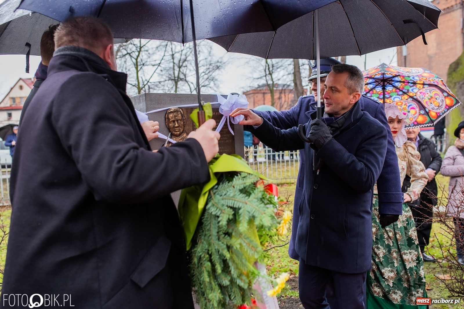 Zdjęcie w galerii na portalu naszraciborz.pl: Przy więzieniu odsłonięto tablicę poświęconą bł. Ryszardowi Henkesowi  wiadomości z regionu
