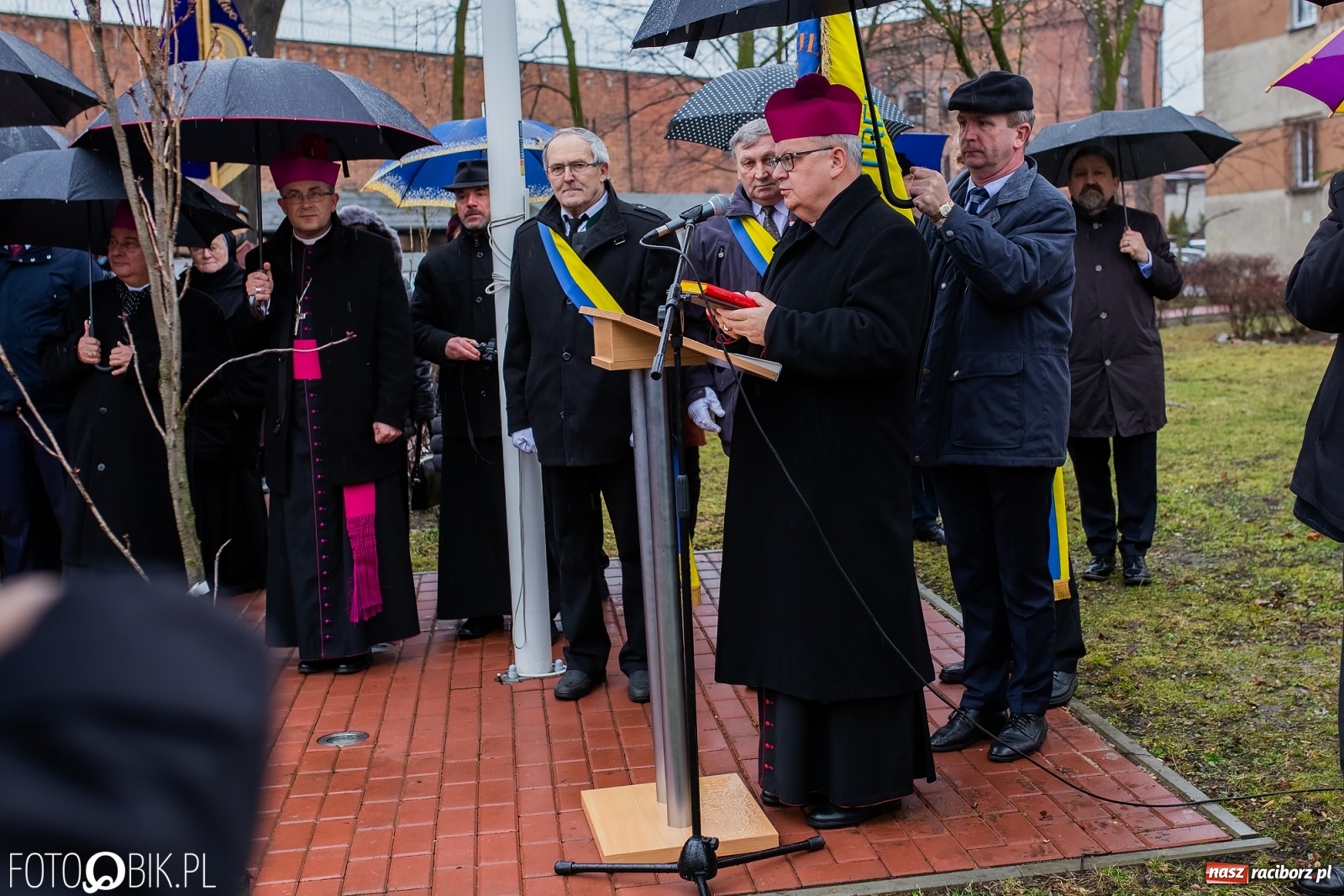 Zdjęcie w galerii na portalu naszraciborz.pl: Przy więzieniu odsłonięto tablicę poświęconą bł. Ryszardowi Henkesowi  wiadomości z regionu