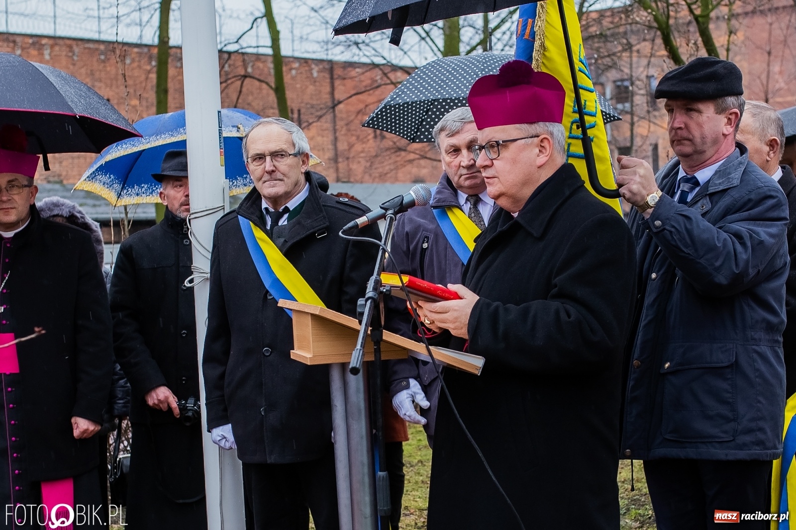 Zdjęcie w galerii na portalu naszraciborz.pl: Przy więzieniu odsłonięto tablicę poświęconą bł. Ryszardowi Henkesowi  wiadomości z regionu