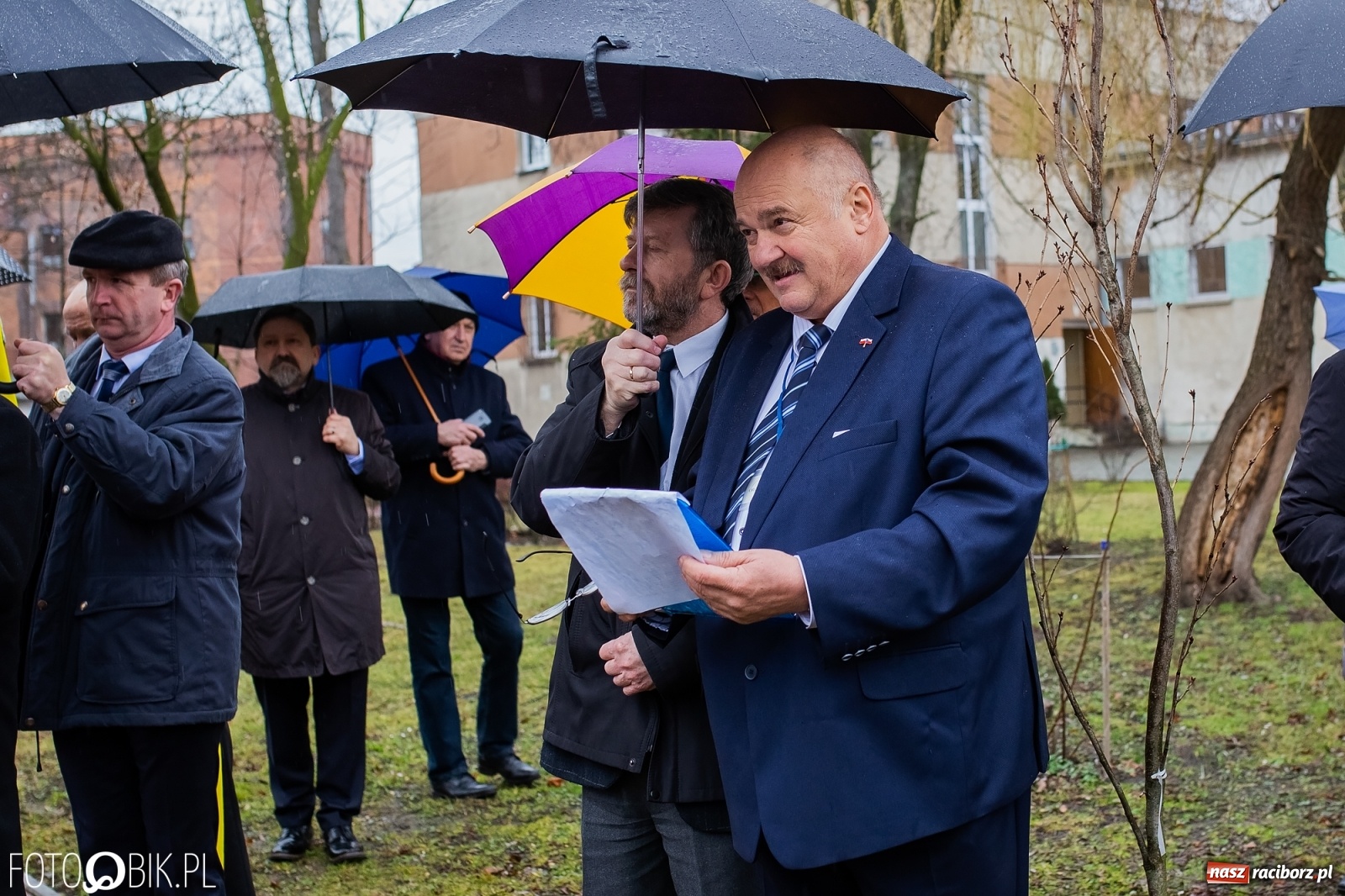 Zdjęcie w galerii na portalu naszraciborz.pl: Przy więzieniu odsłonięto tablicę poświęconą bł. Ryszardowi Henkesowi  wiadomości z regionu