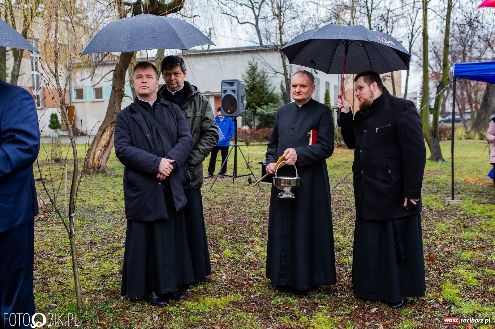 Zdjęcie w galerii na portalu naszraciborz.pl: Przy więzieniu odsłonięto tablicę poświęconą bł. Ryszardowi Henkesowi  wiadomości z regionu