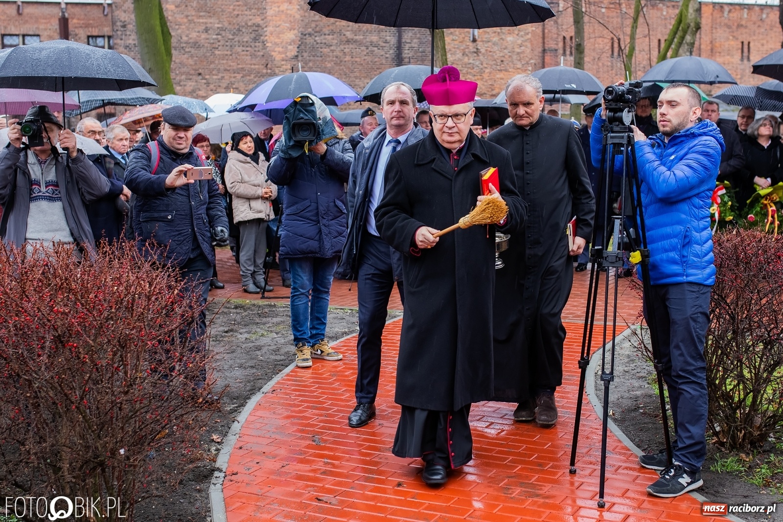 Zdjęcie w galerii na portalu naszraciborz.pl: Przy więzieniu odsłonięto tablicę poświęconą bł. Ryszardowi Henkesowi  wiadomości z regionu