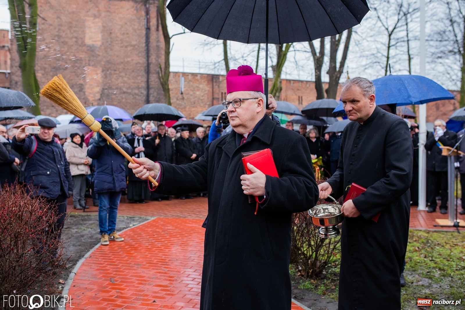 Zdjęcie w galerii na portalu naszraciborz.pl: Przy więzieniu odsłonięto tablicę poświęconą bł. Ryszardowi Henkesowi  wiadomości z regionu