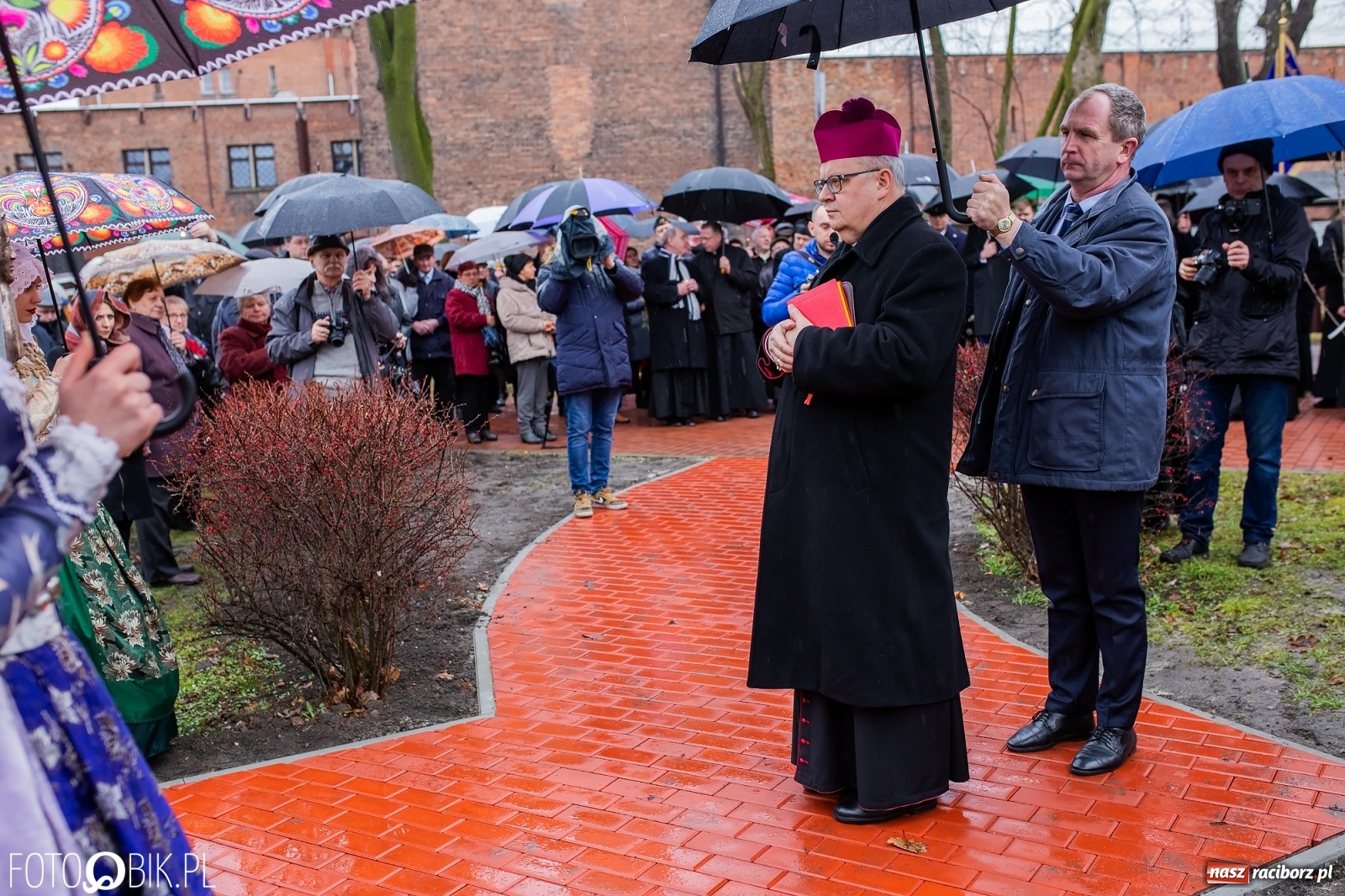 Zdjęcie w galerii na portalu naszraciborz.pl: Przy więzieniu odsłonięto tablicę poświęconą bł. Ryszardowi Henkesowi  wiadomości z regionu