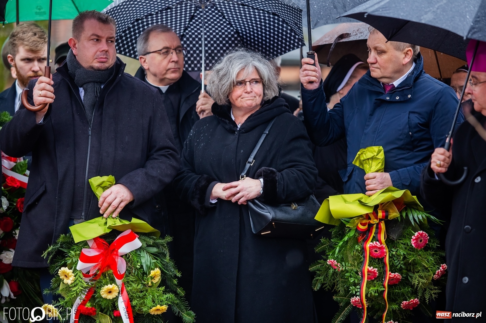 Zdjęcie w galerii na portalu naszraciborz.pl: Przy więzieniu odsłonięto tablicę poświęconą bł. Ryszardowi Henkesowi  wiadomości z regionu