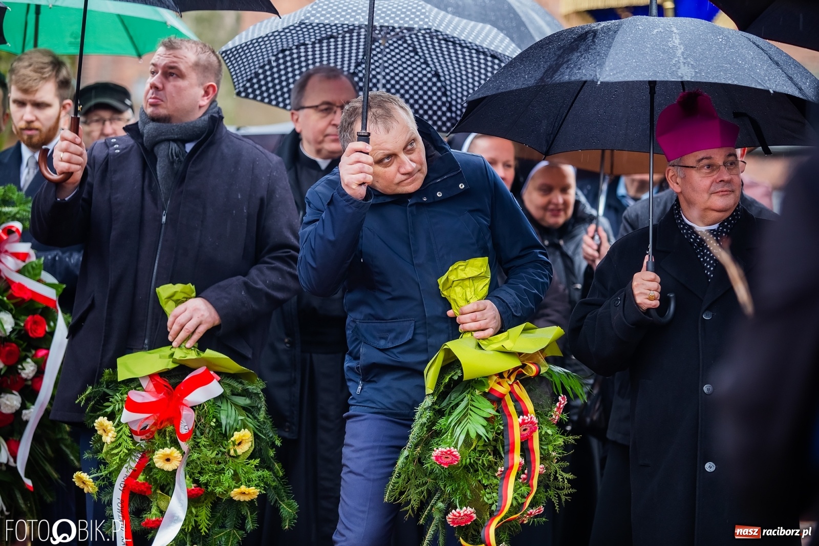 Zdjęcie w galerii na portalu naszraciborz.pl: Przy więzieniu odsłonięto tablicę poświęconą bł. Ryszardowi Henkesowi  wiadomości z regionu