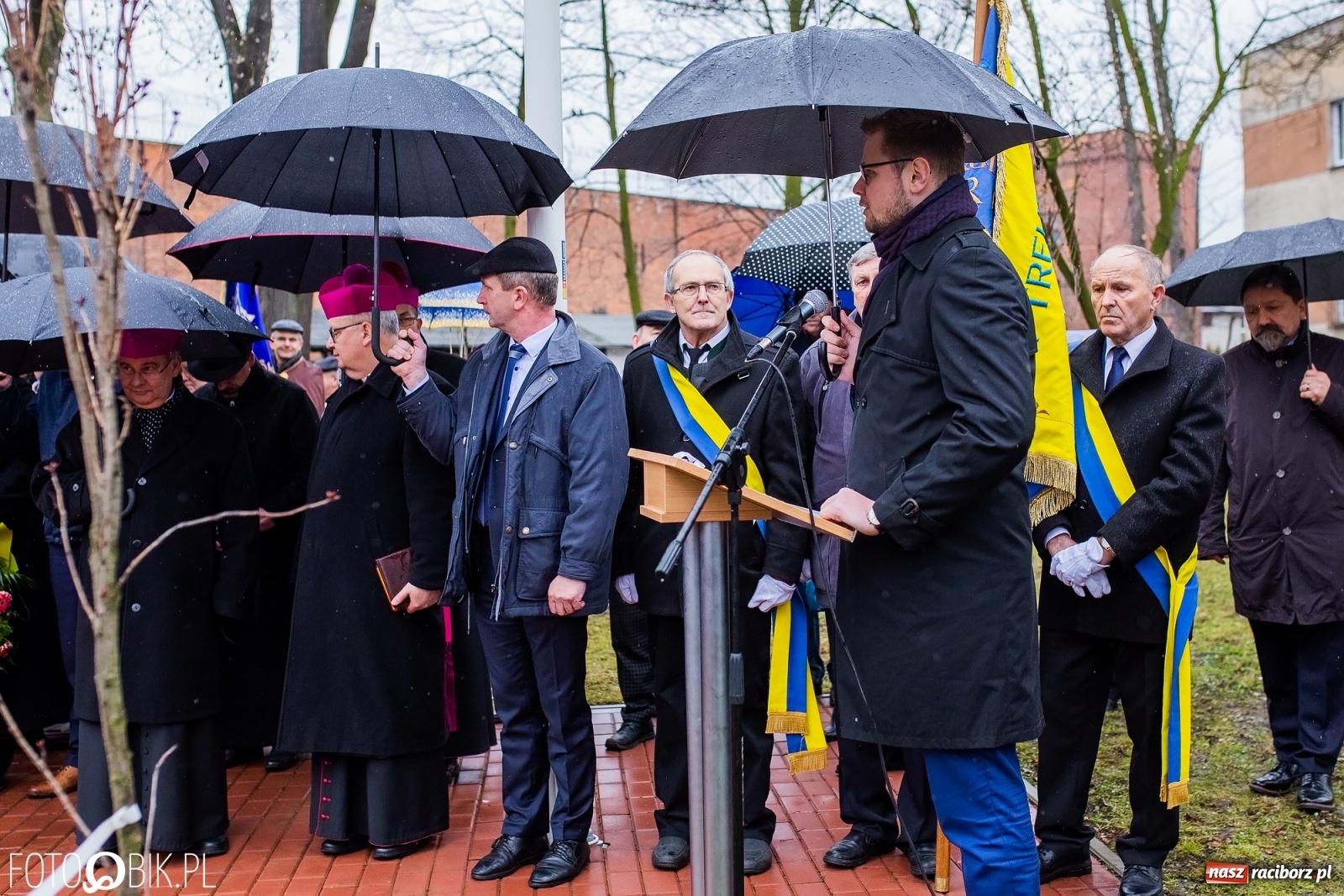 Zdjęcie w galerii na portalu naszraciborz.pl: Przy więzieniu odsłonięto tablicę poświęconą bł. Ryszardowi Henkesowi  wiadomości z regionu